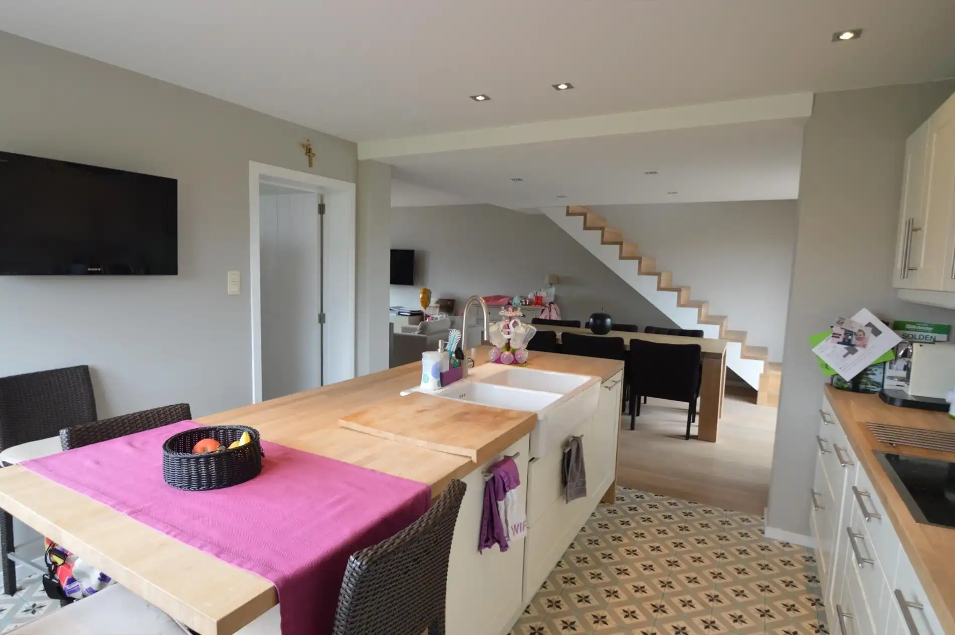 Knap duplex appartement op de 1ste en 2de verdieping met 1 grote en 1 kleine slaapkamers en 2 autostandplaatsen foto 2