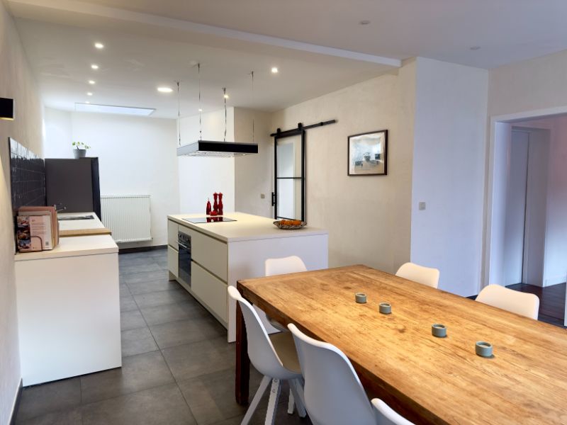 Recent gerenoveerde woning met ruime garage foto 5