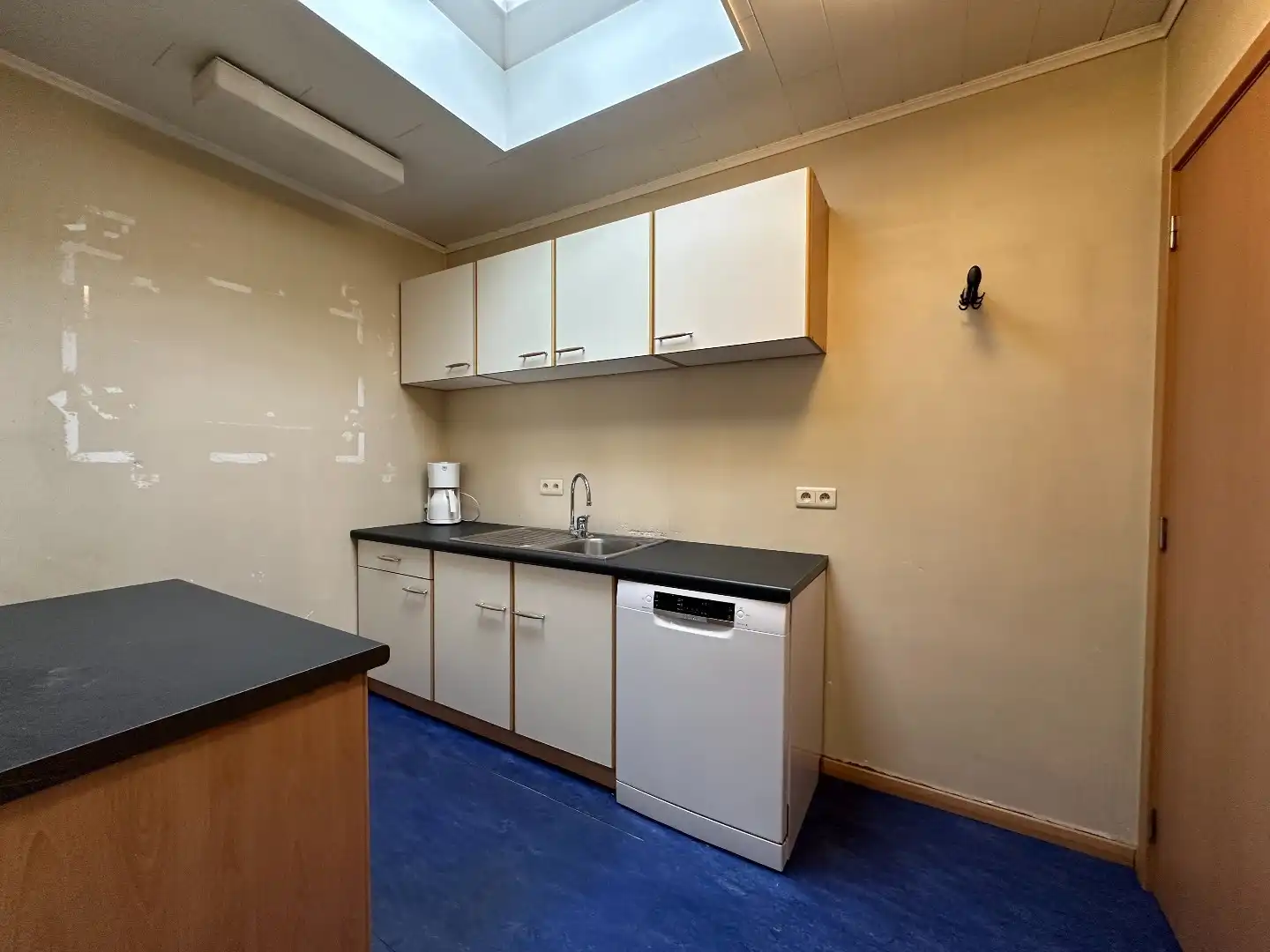 Magazijn met kantoor te huur in centrum Heule. foto 23