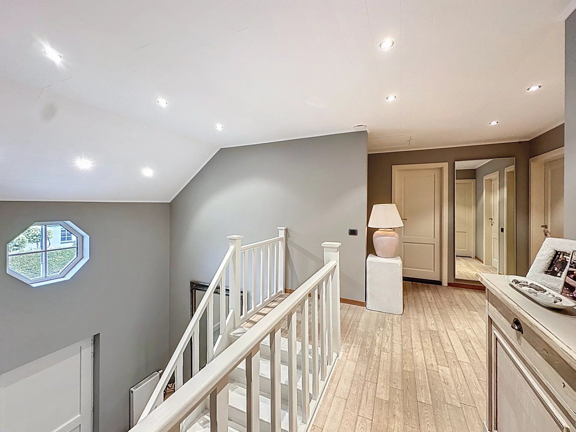 Prachtige landelijke gelegen vrijstaande woning uit 2001, gelegen op een perceel van 16a 43ca. Deze woning biedt comfort, ruimte en privacy met hoogwaardige afwerking en moderne gemakken. foto 24