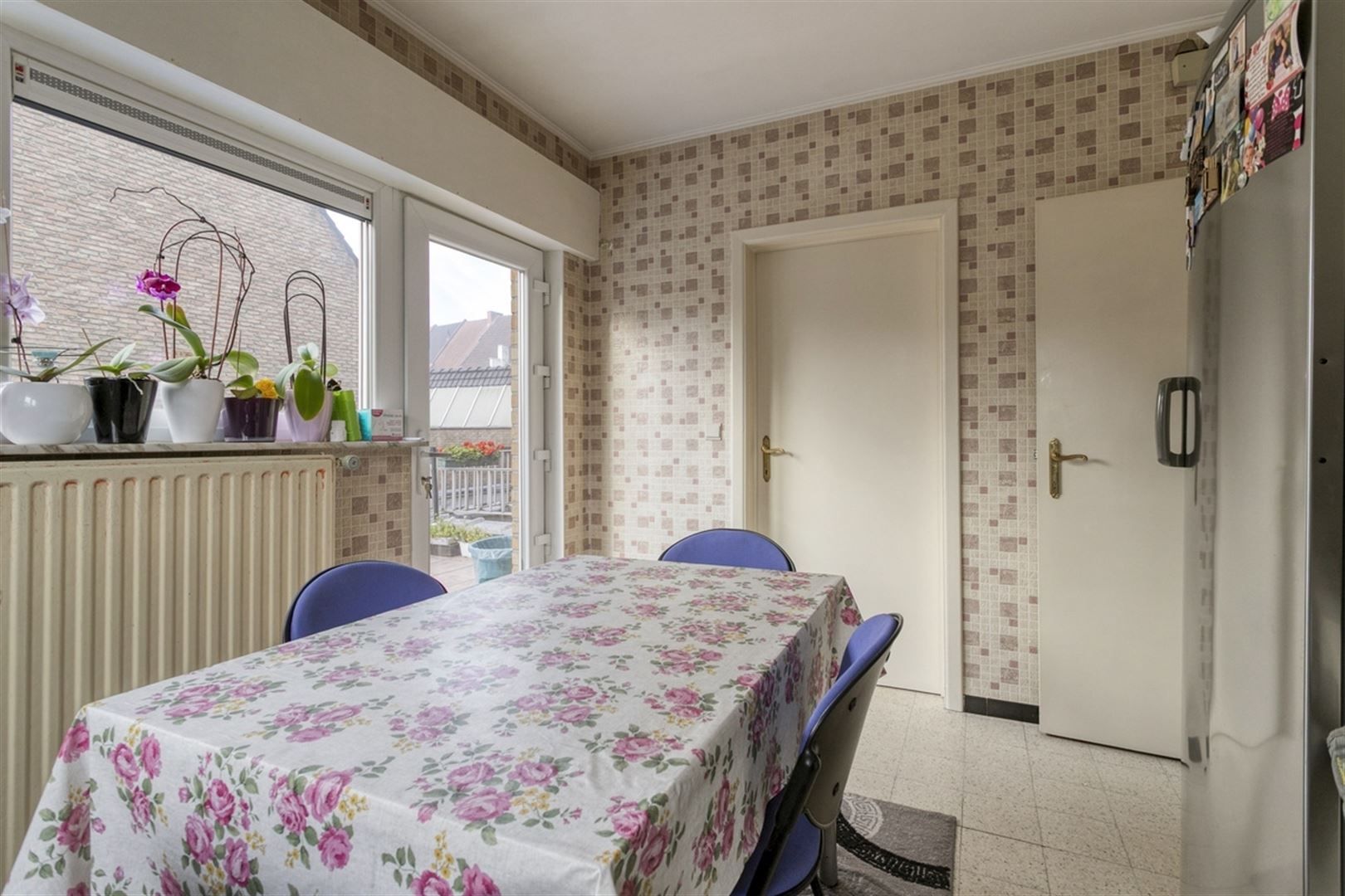 Ruime hoekwoning met 3 slaapkamers, grote zolder en 4 garages. foto 10