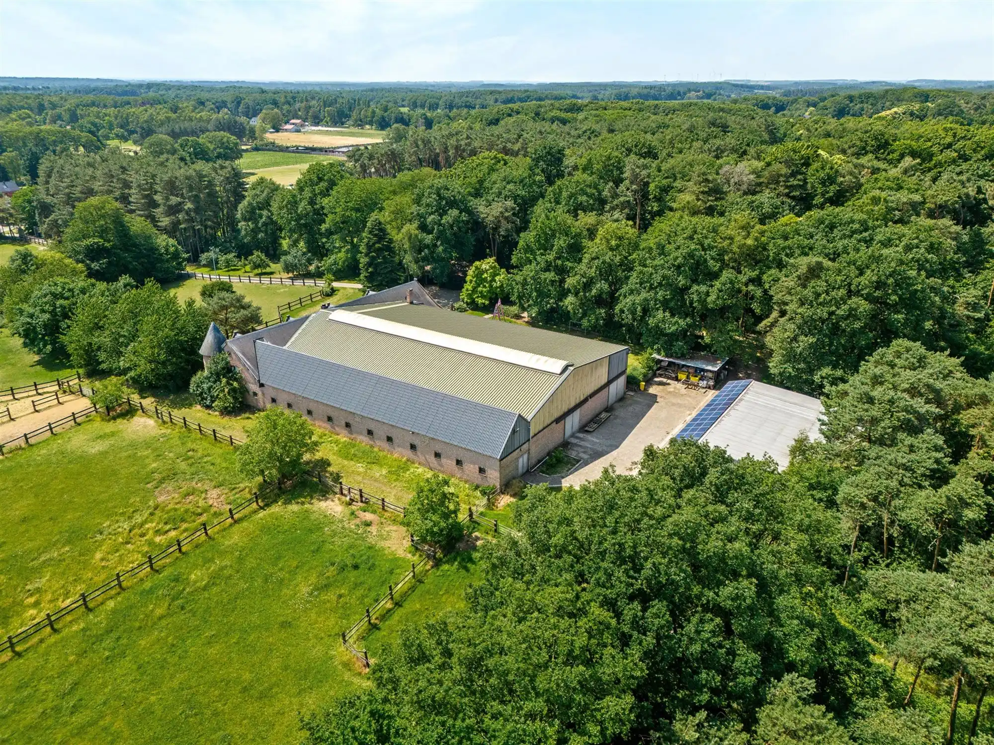 UNIEKE EIGENDOM MET 24 PAARDENSTALLEN EN BINNENPISTE OP CA 10 HECTARE TE PAAL-BERINGEN foto 15