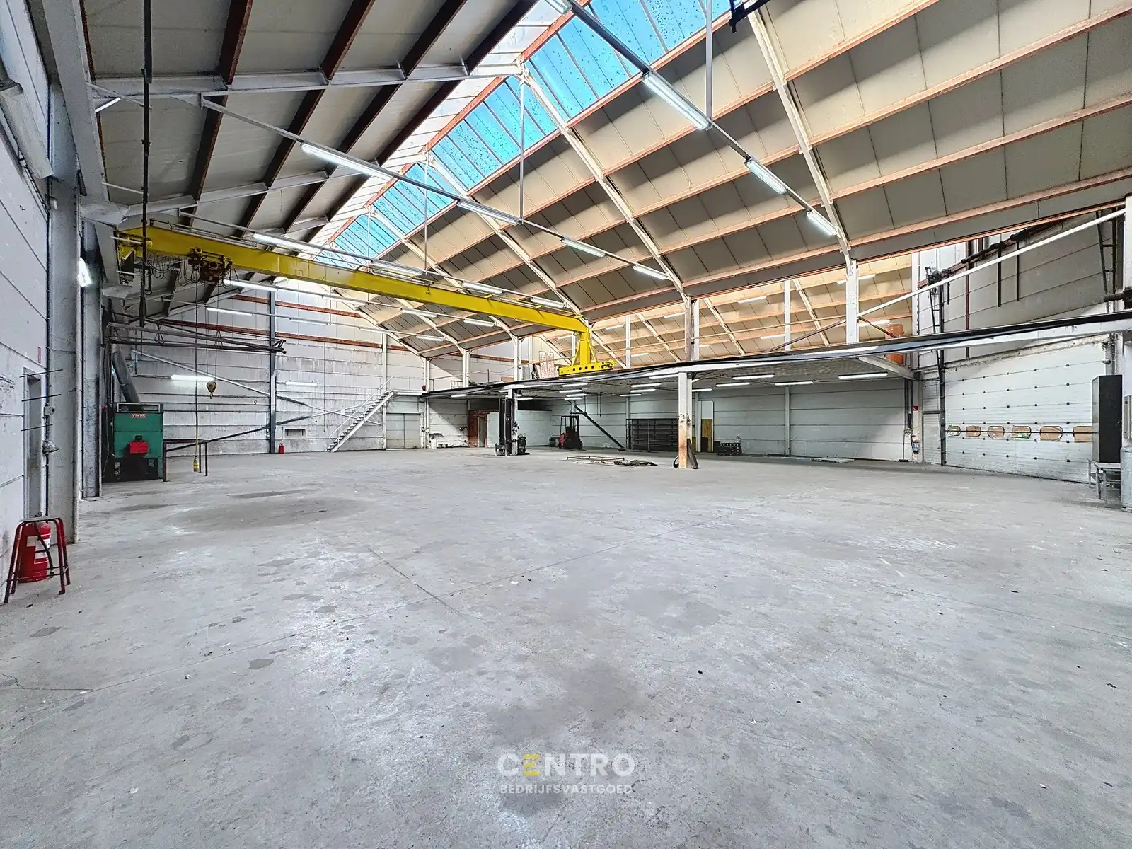 Opslagruimte met showroom en 3 verhuurde appartementen op 3.682m2! foto 10