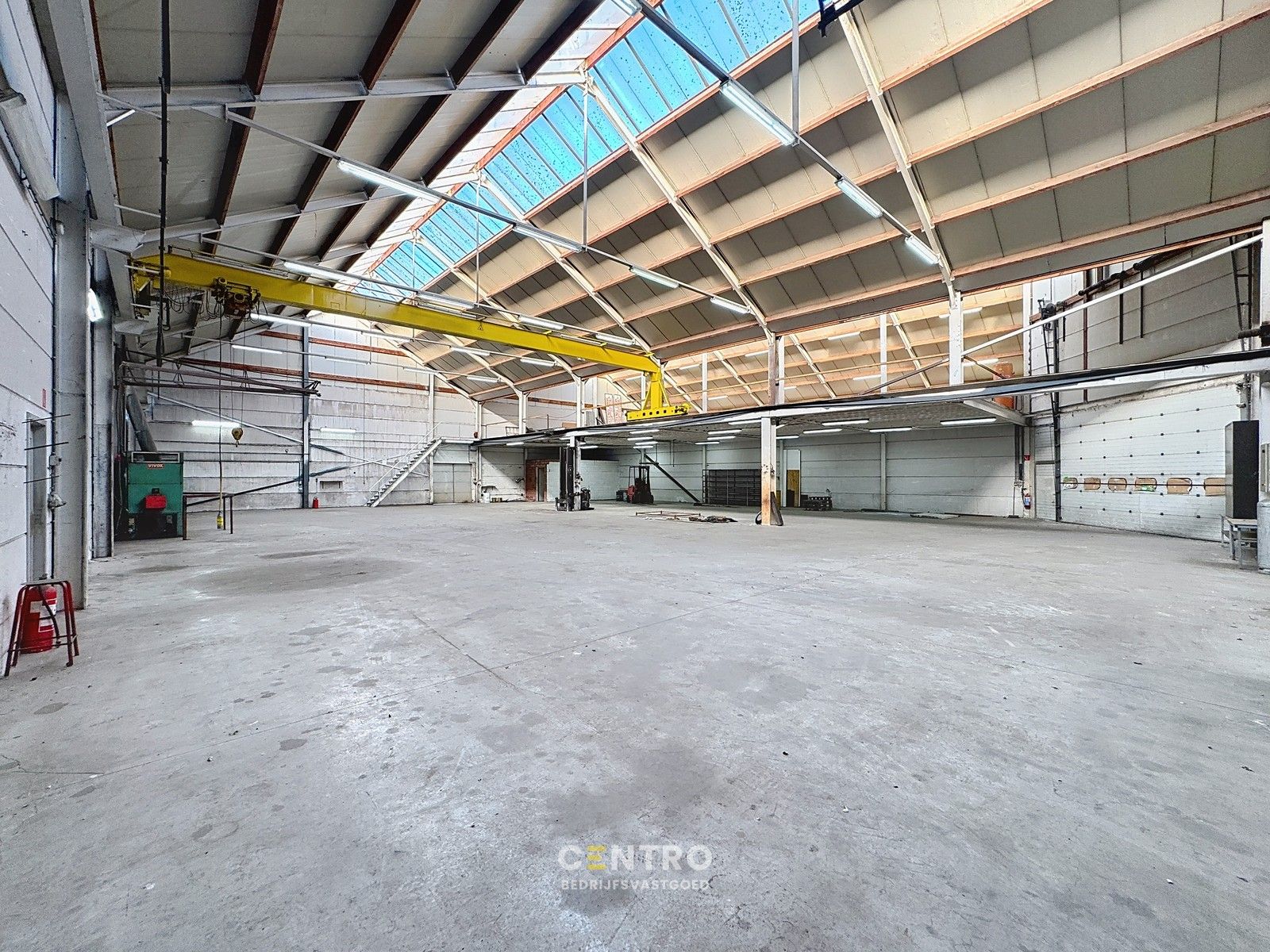 Opslagruimte met showroom en 3 verhuurde appartementen op 3.682m2! foto 8