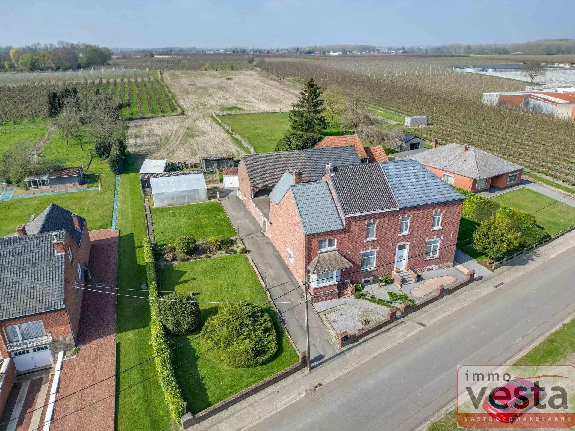 Te renoveren, landelijk gelegen woning/ projectgrond foto 3