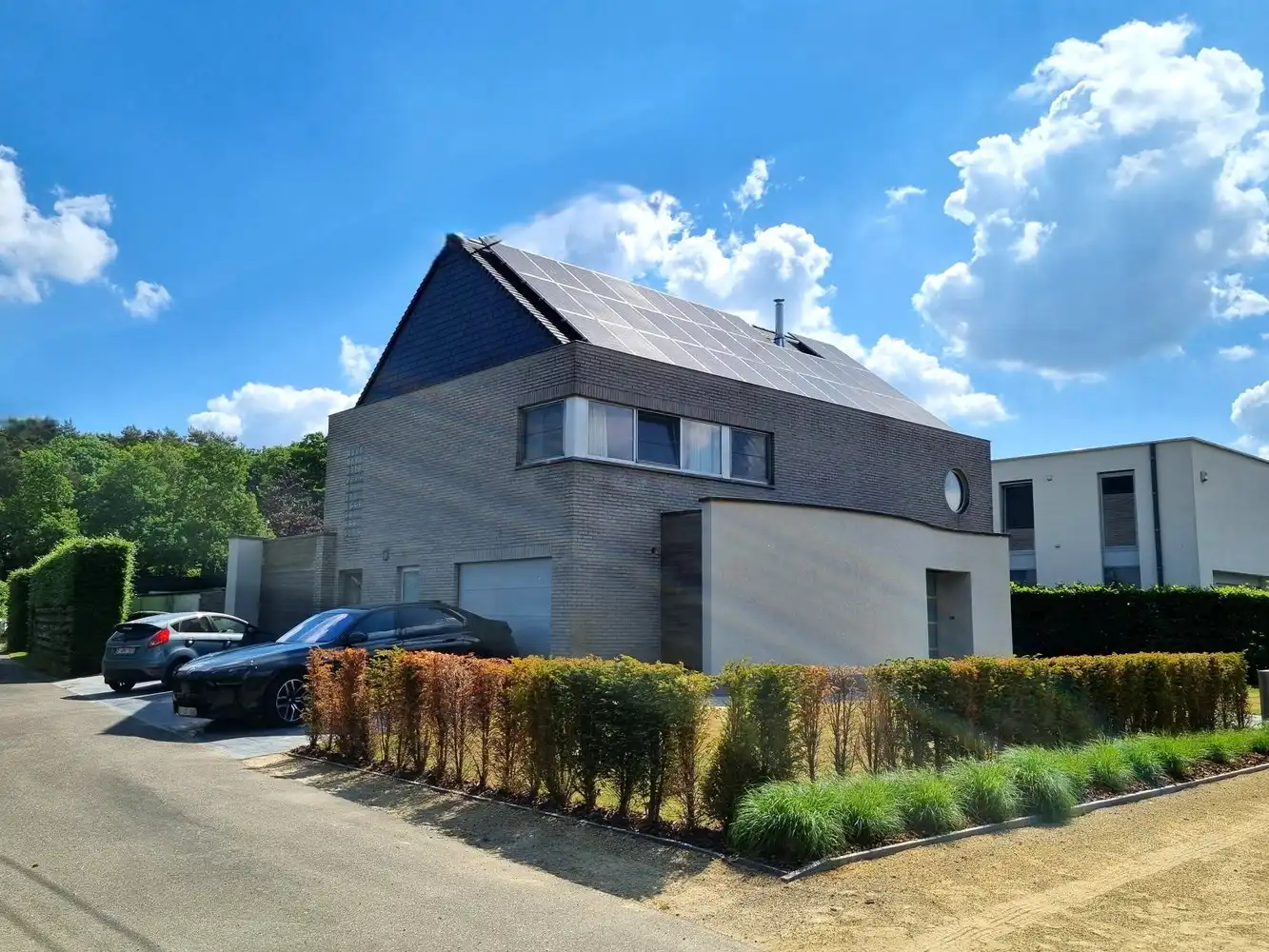 Prachtige villa woning, 5 slks, rustig gelegen met zonnige, diepe tuin voorzien van zwembad en poolhouse. foto 2