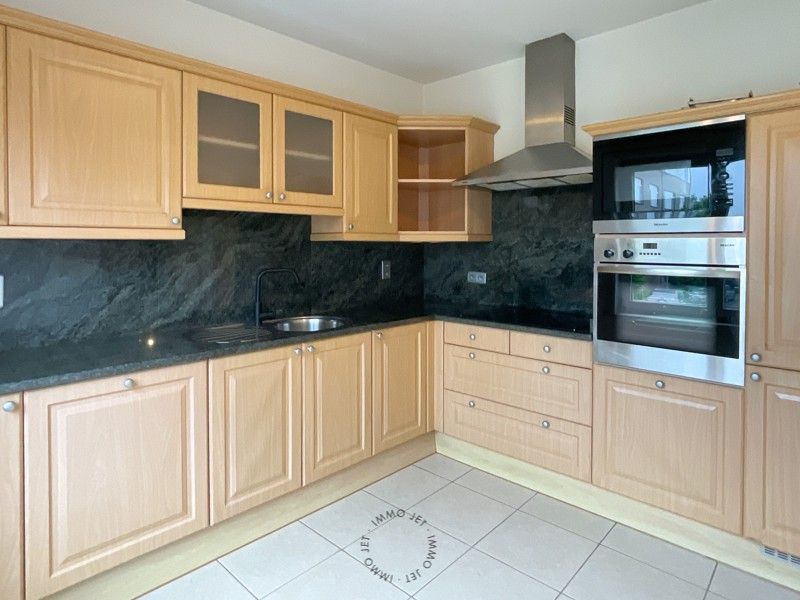 Instapklaar en lichtrijk appartement met staanplaats nabij centrum Beveren foto 6
