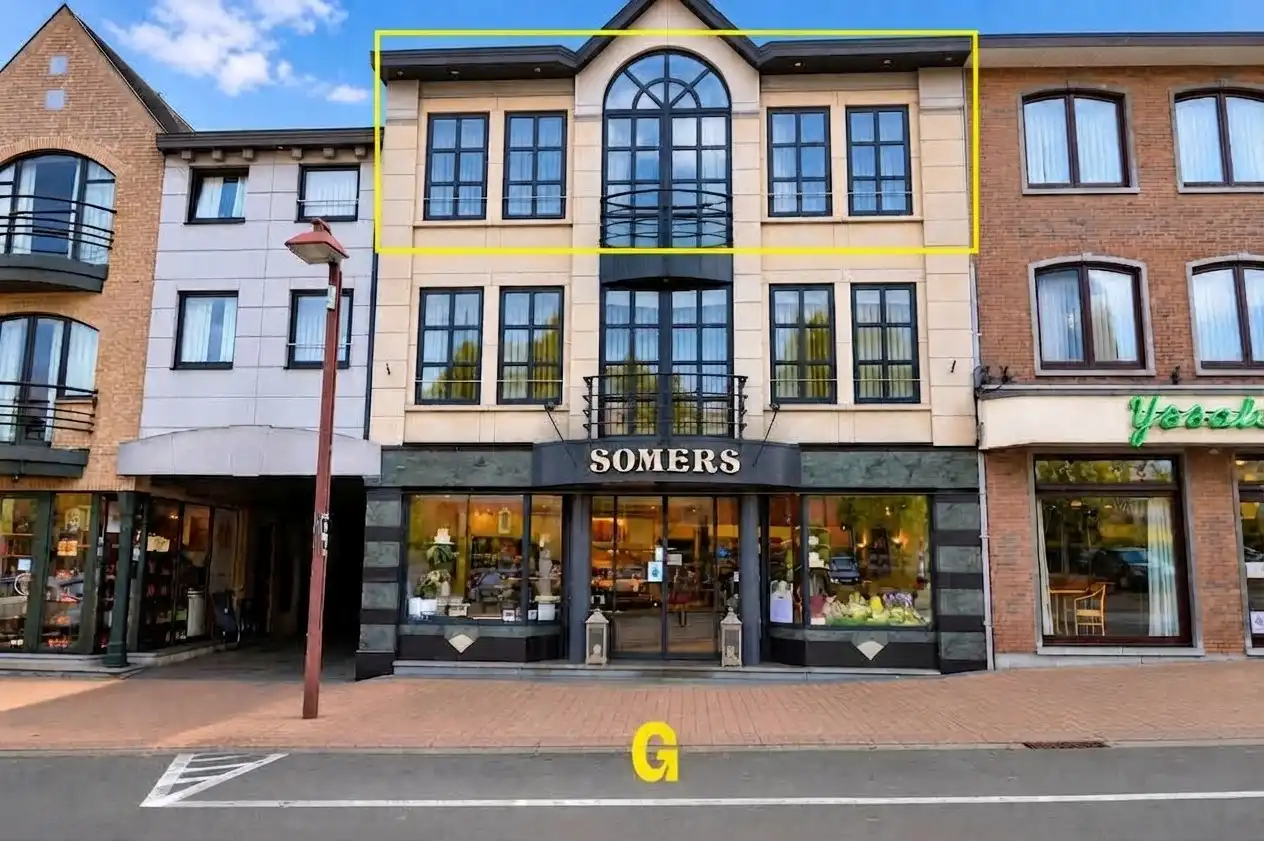 Ruim duplex appartement met 4 slaapkamers en terras in centrum van Hoeselt foto {{pictureIndex}}