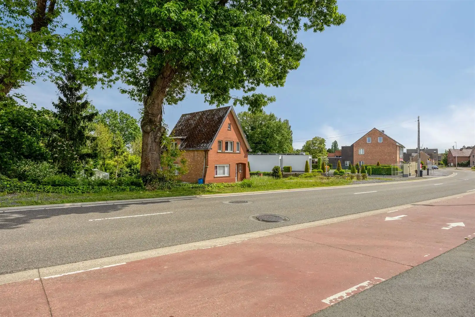 TE KOOP: Te renoveren woning met ruim perceel en projectmogelijkheden in Lummen! foto 2