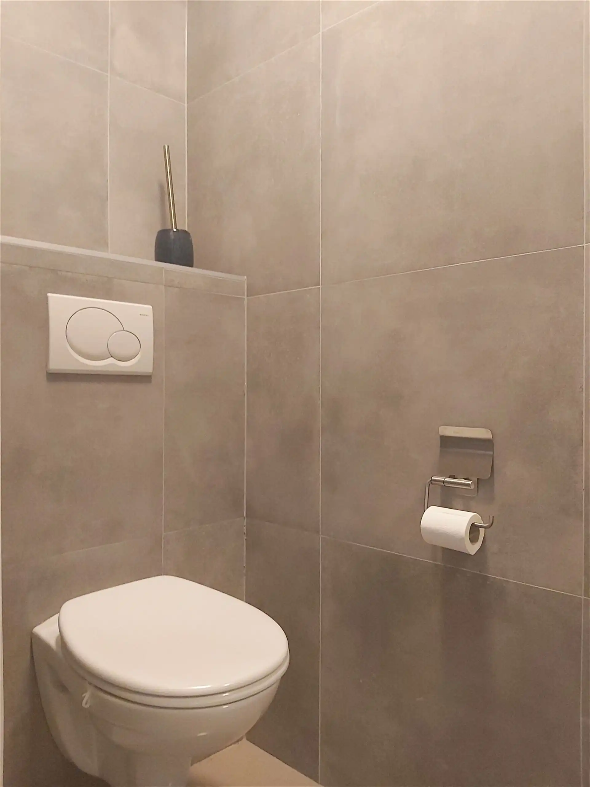 Instapklaar, gelijkvloers appartement met 2 slaapkamers, 2 garages en klein tuintje (via oprit bereikbaar) met overkapping in Maasmechelen! foto 12