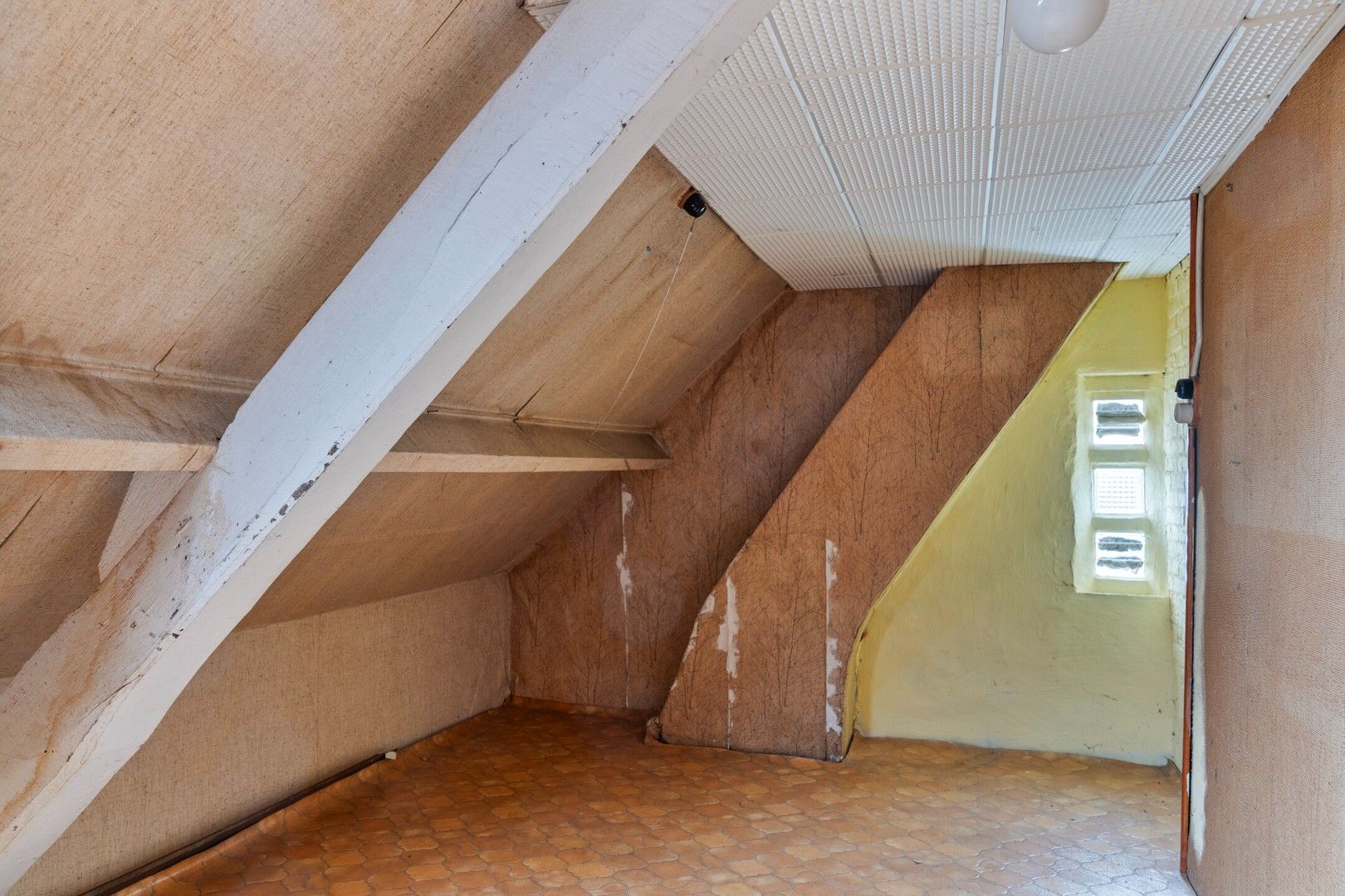 HEEL RUSTIG GELEGEN - TE RENOVEREN - WOONHUIS MET 4 SLPK, TUIN EN TUINBERGING foto 20