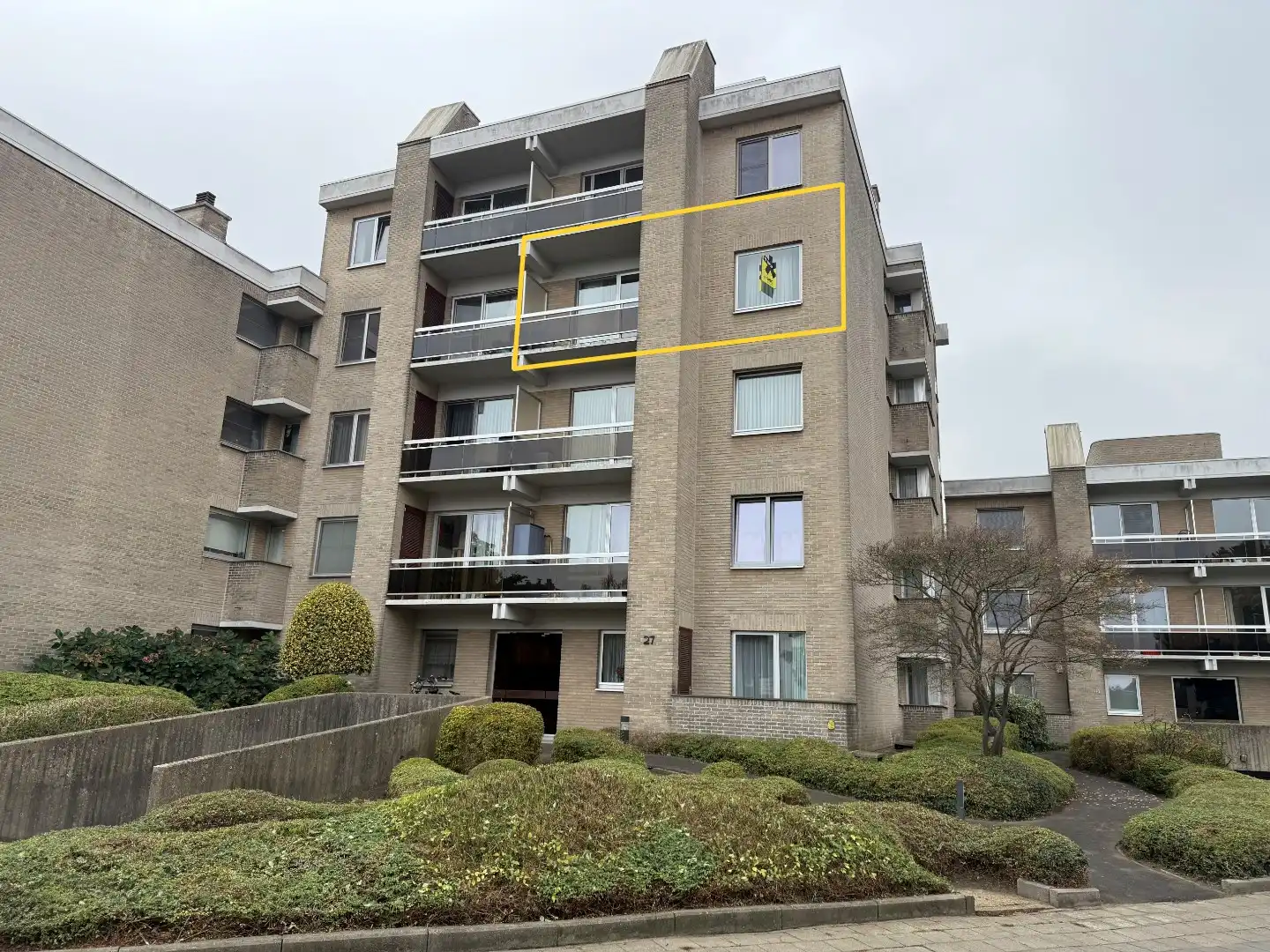 Lichtrijk appartement met zonnig terras op goede ligging te Assebroek foto {{pictureIndex}}