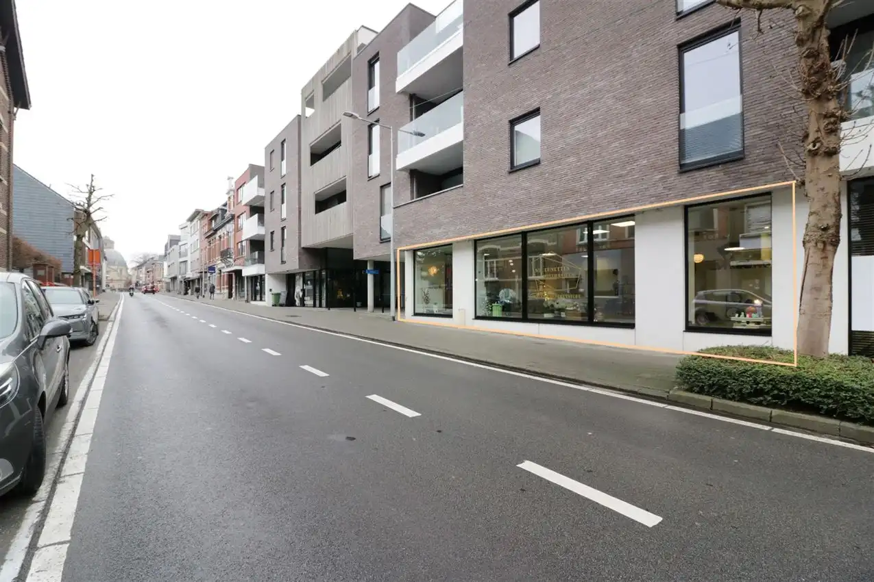 handelszaak met grote zichtbaarheid te midden van centrum foto {{pictureIndex}}