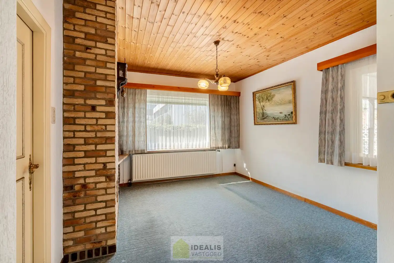 IDEALIS VASTGOED - Aangename vrijstaande woning op toplocatie te Boseind, Pelt. Deze woning omvat maar liefst +-149m² netto bewoonbare oppervlakte op een perceel van 6a 35ca met een ruime woonkamer met aansluitend uitgeruste keuken, maar liefst 3 slaapkamers of 2 slaapkamers met ruime dressing, badkamer, wasplaats, veranda en zeer ruime garage vlakbij de dorpskern van Boseind, Pelt! Uiterst geschikt voor kandidaten op zoek naar een naar eigen wens te renoveren betaalbare woning. foto 4