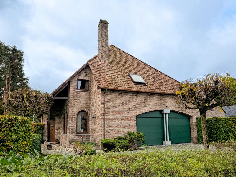 TIJDLOZE VILLA OP 22A43CA MET 4 SLK EN 4 BADK NABIJ CENTRUM ZUTENDAAL. foto {{pictureIndex}}