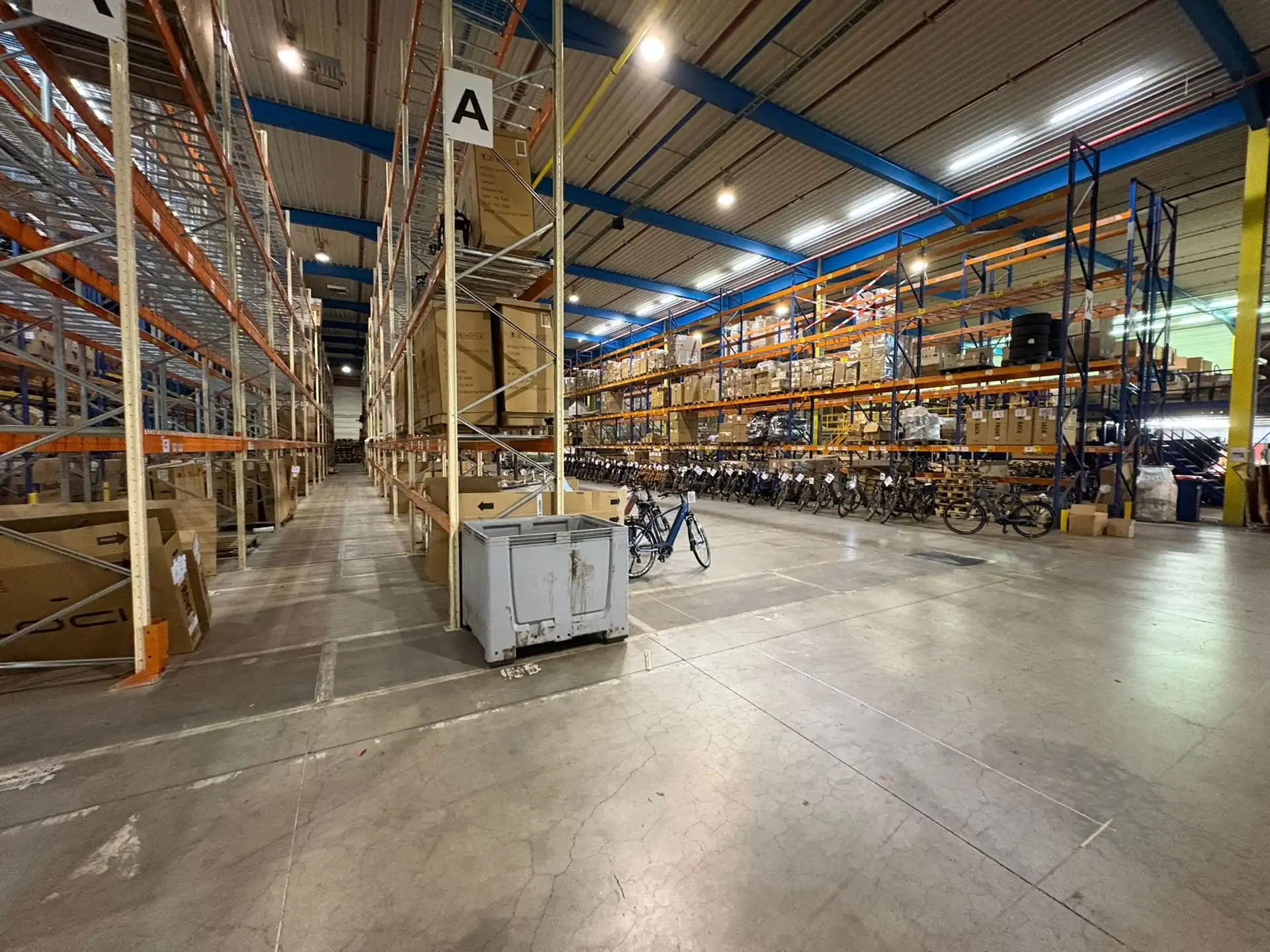 Hoge magazijnruimte van 5.400m² met hoogtes van  ca. 9m en ca. 14m foto 5