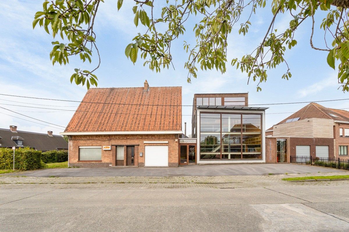 Hoofdfoto van de publicatie: Ruime woning met handelspand in hartje van Sleidinge