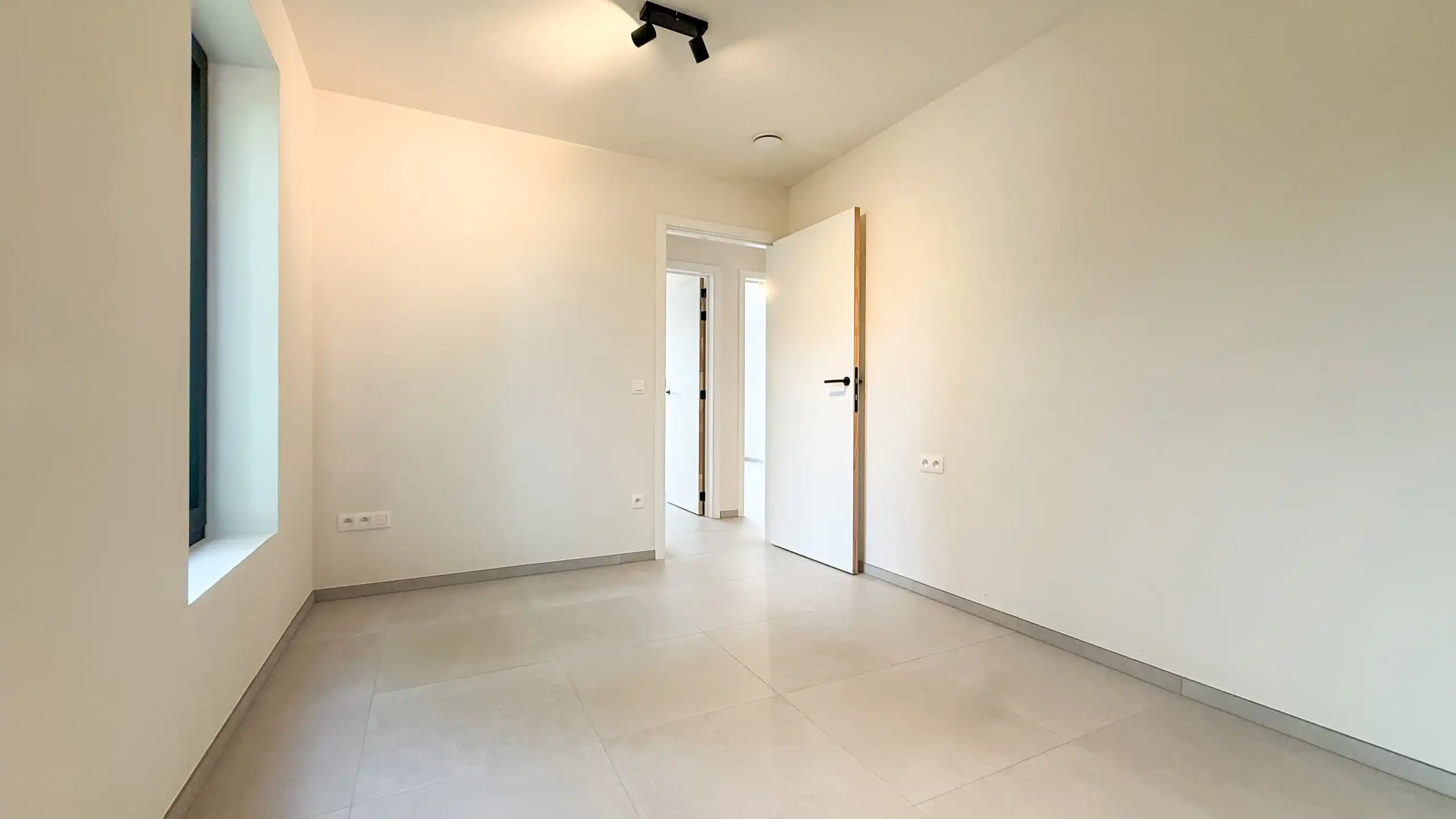 Kwalitatief afgewerkte nieuwbouwwoning op centrale ligging! foto 30