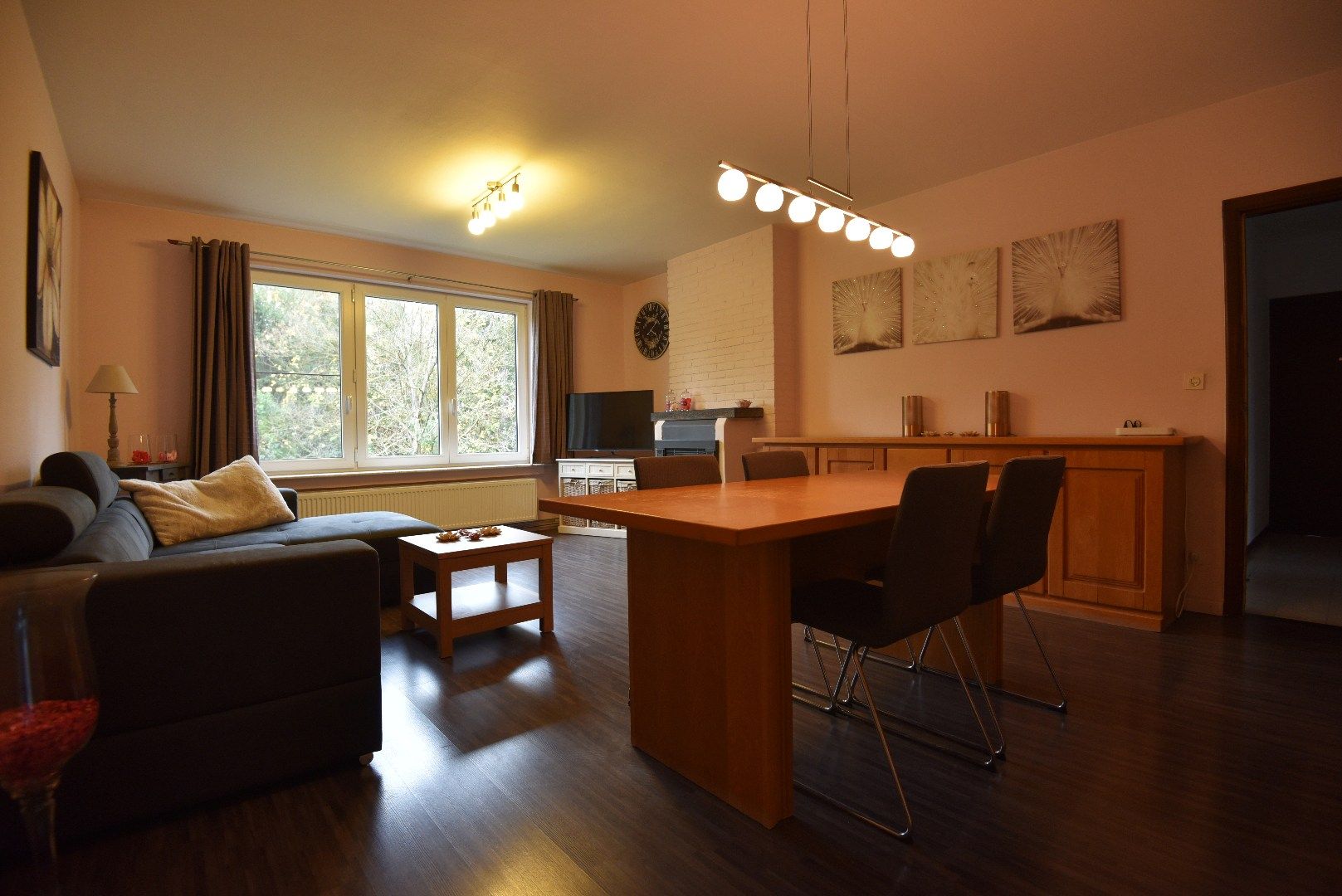 Ruim appartement (108m2) met 2 slaapkamers en autostaanplaats rustig gelegen te Eeklo foto {{pictureIndex}}