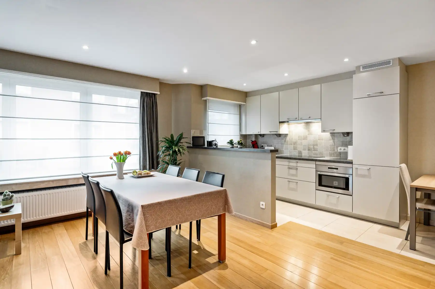 Ruim gelijkvloers appartement vlak buiten centrum Aartselaar foto 3