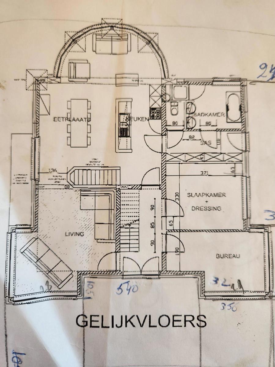Ruime op te frissen villa met zicht op de weides met tof bijgebouw foto 28