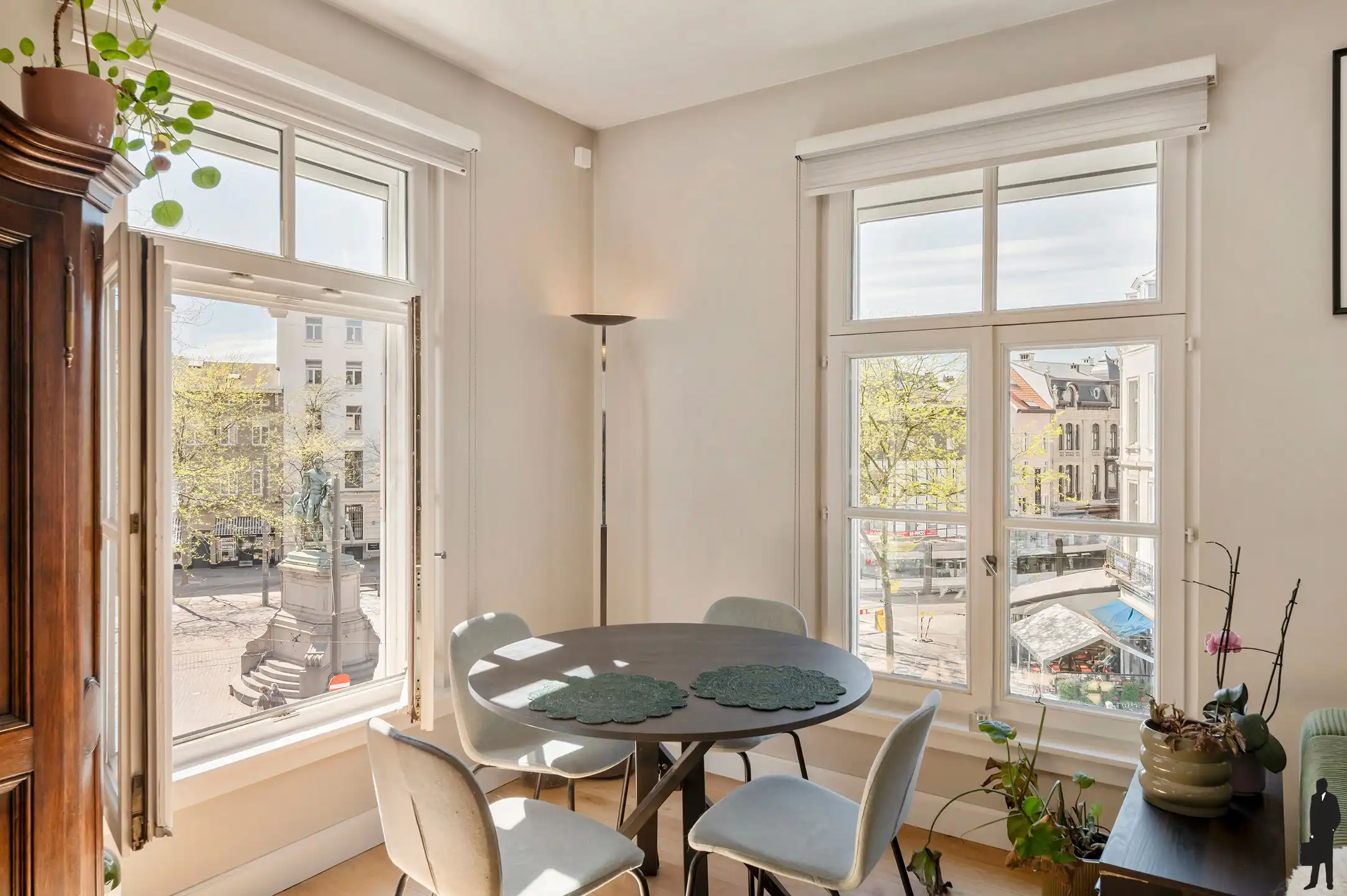 Hoekappartement met zicht op Leopoldplaats foto {{pictureIndex}}