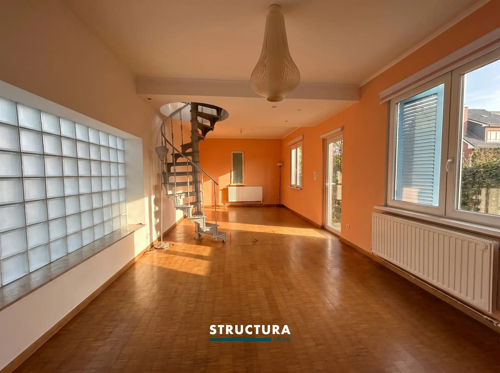 Woning met ruim terras en staanplaats foto 3