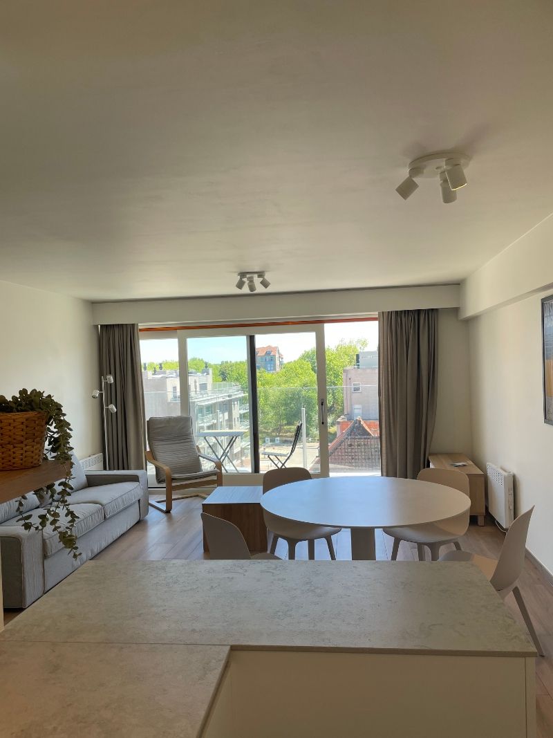 Vlakbij zee gelegen gemeubeld appartement met centrale ligging! foto 5
