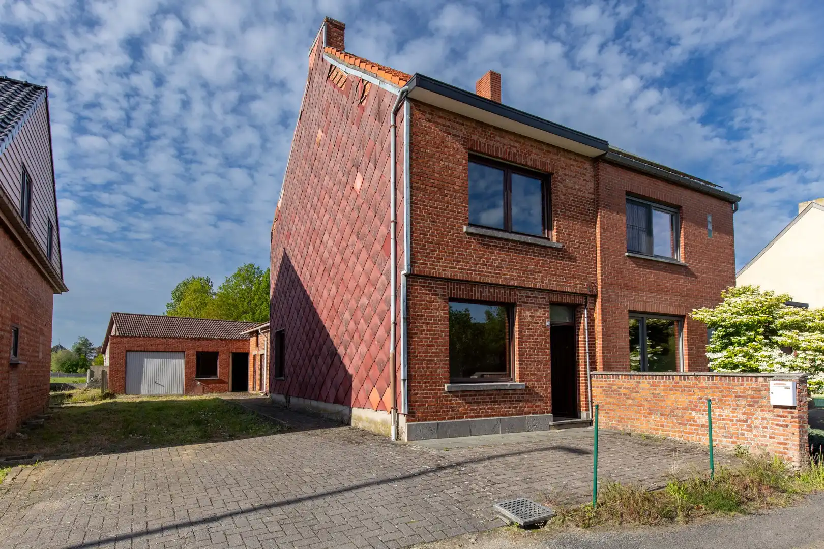 Renovatiewoning met grote garage foto 2