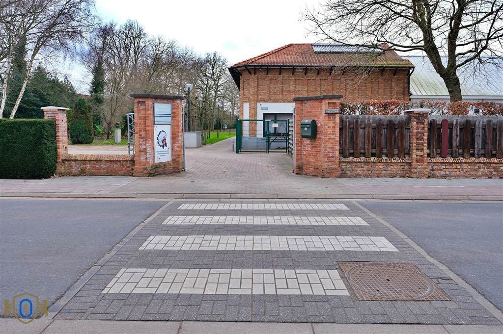 Complex van assistentieflats met garages en bijgebouwen foto 9