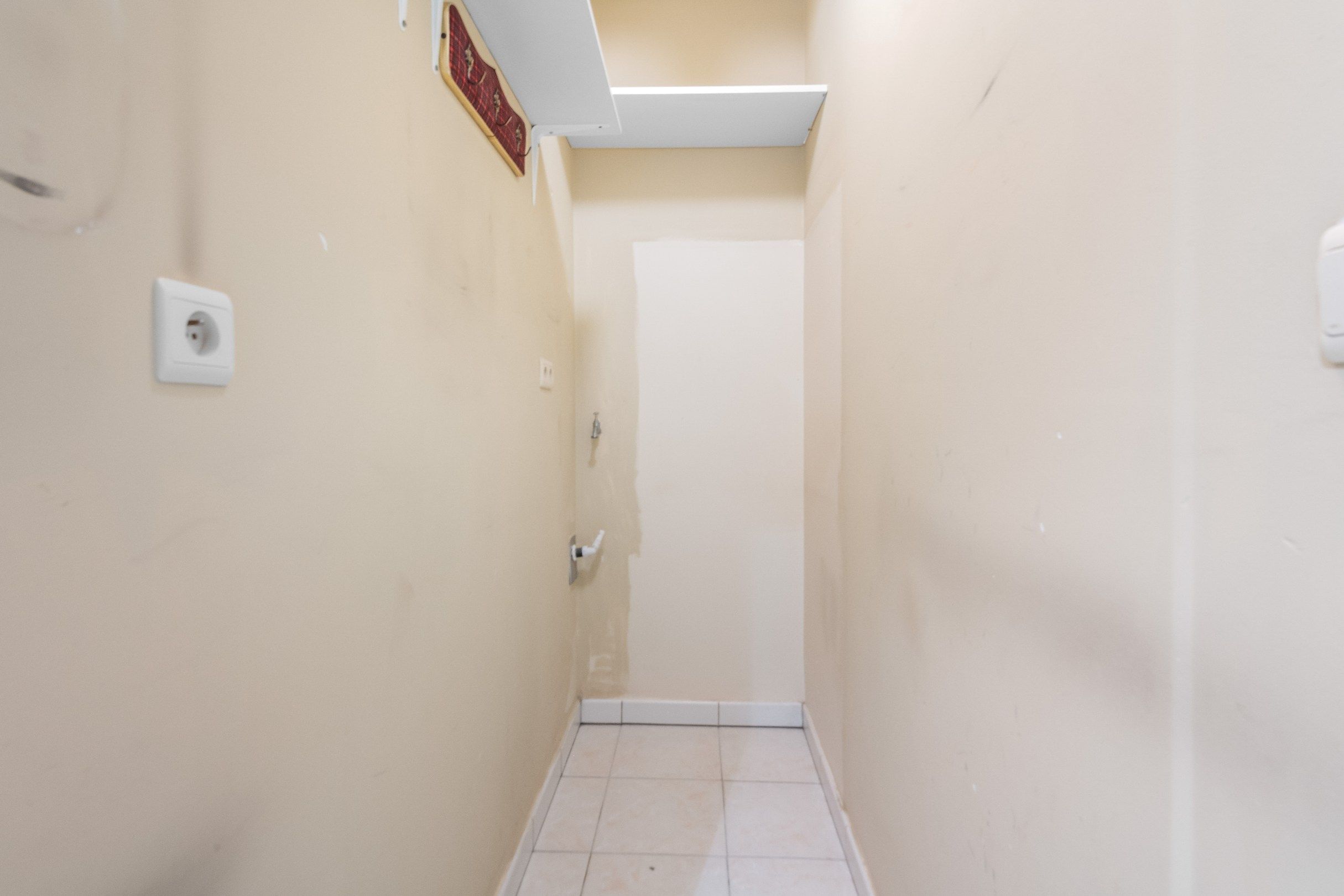 Zeer centraal gelegen, ongemeubeld appartement in de Dumortierlaan op enkele stappen van de Lippenslaan en de Zeedijk. foto 12