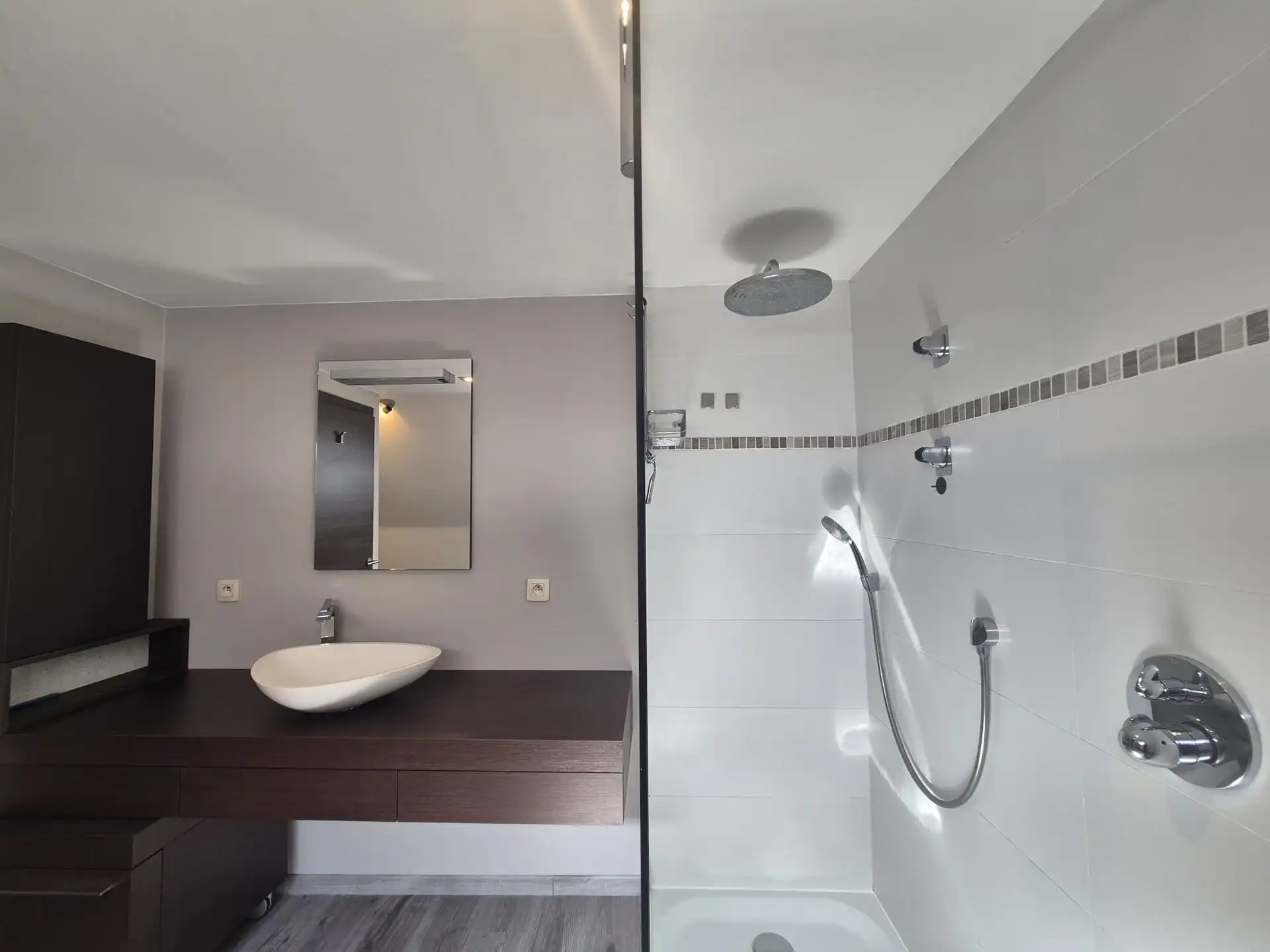 Instapklaar lichtrijk appartement met dakterras boven bakkerij “Hoste”. foto 21