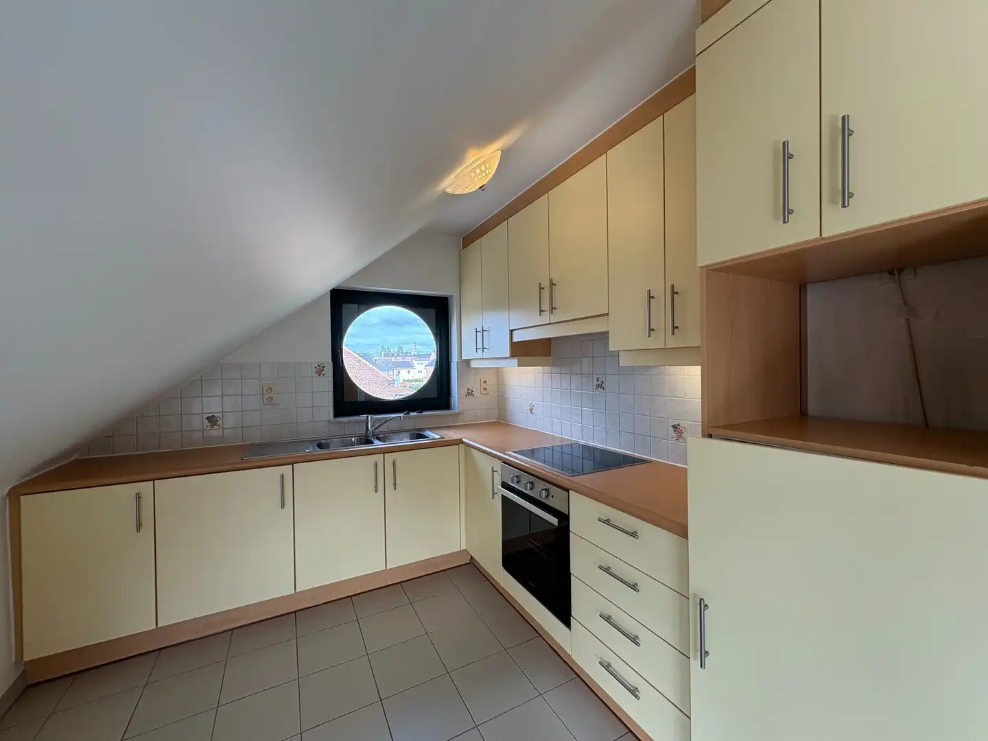 Gunstig gelegen, lichtrijk appartement foto 8