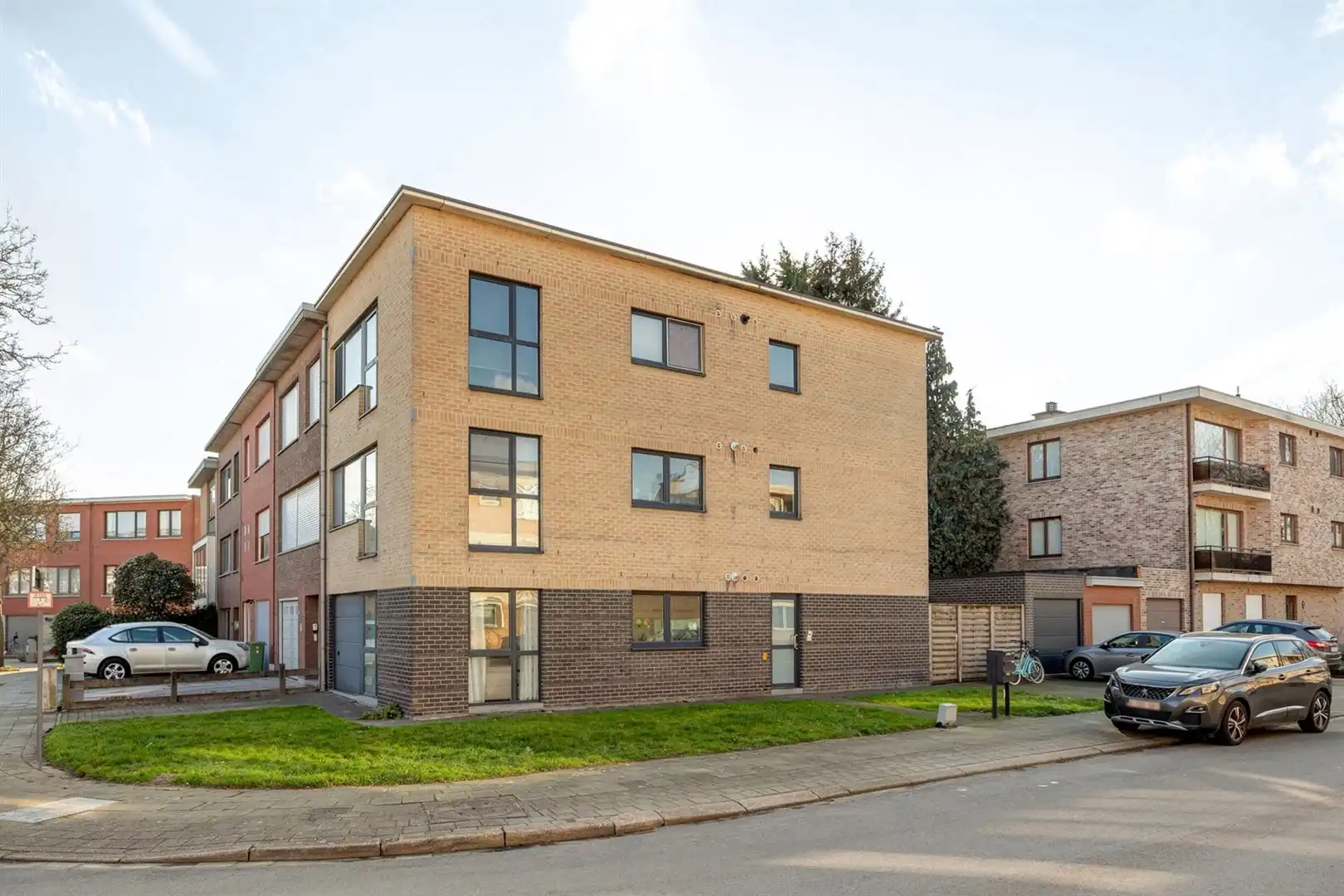 Eigentijds gelijkvloers appartement met 2 slaapkamers, terras en autostaanplaats foto {{pictureIndex}}