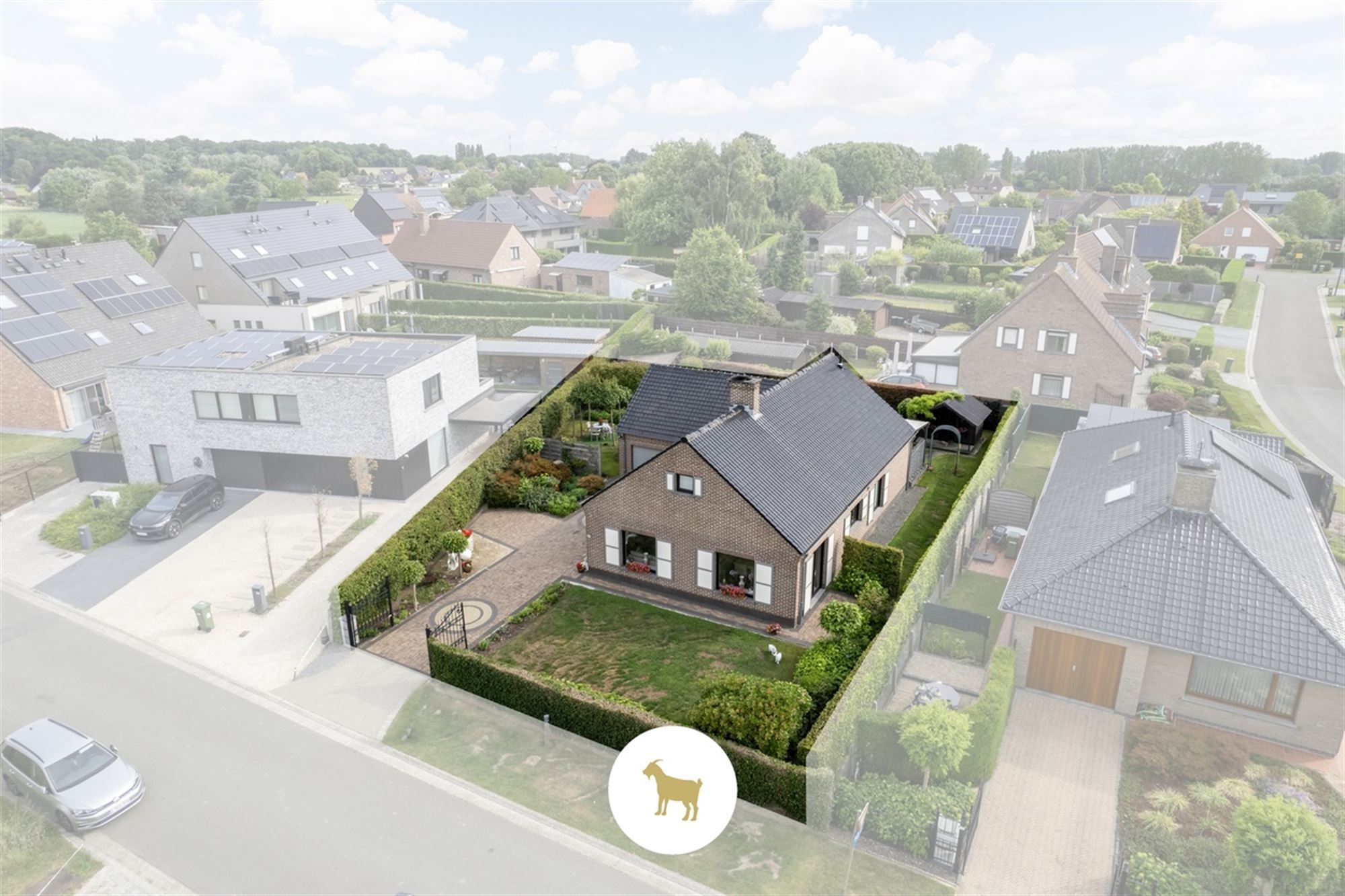 Instapklare LAAGBOUWVILLA met 3 slaapkamers, bureauruimte, veranda en garage op een ruim perceel van ca. 796 m² foto 2