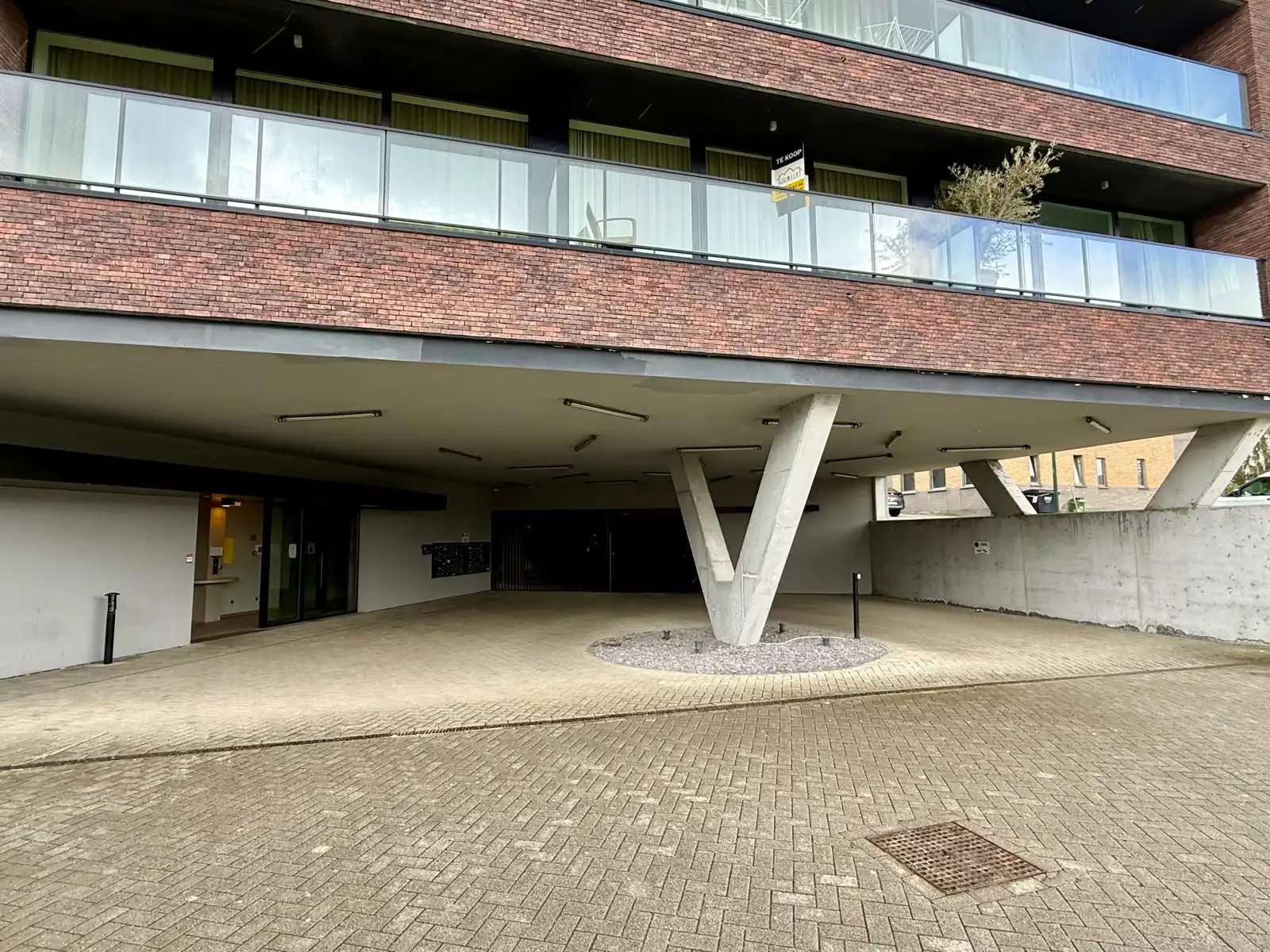 Instapklaar app. met terras, parking en berging foto 17