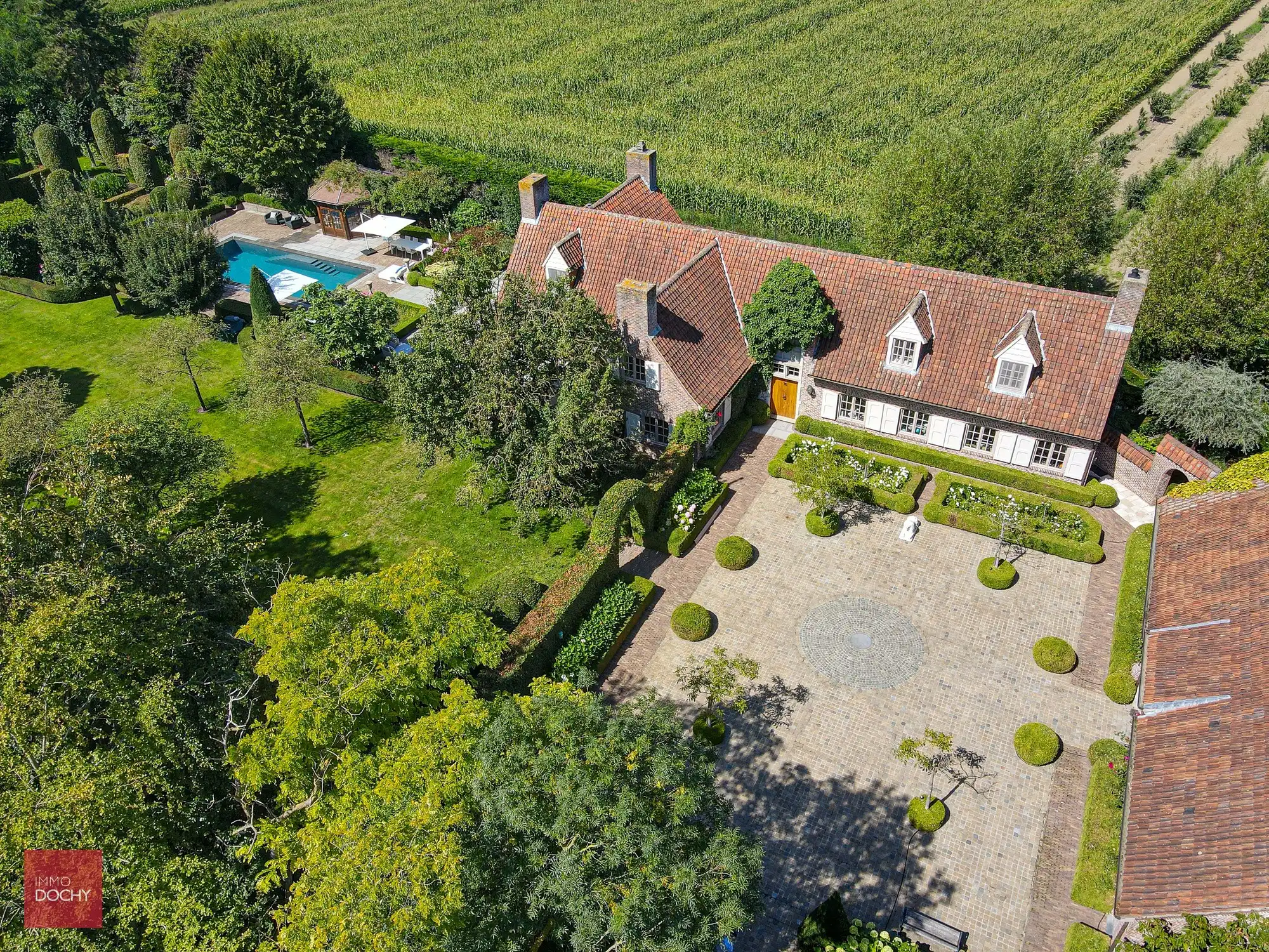 Ruim villa-landhuis met zwembad en poolhouse foto 23