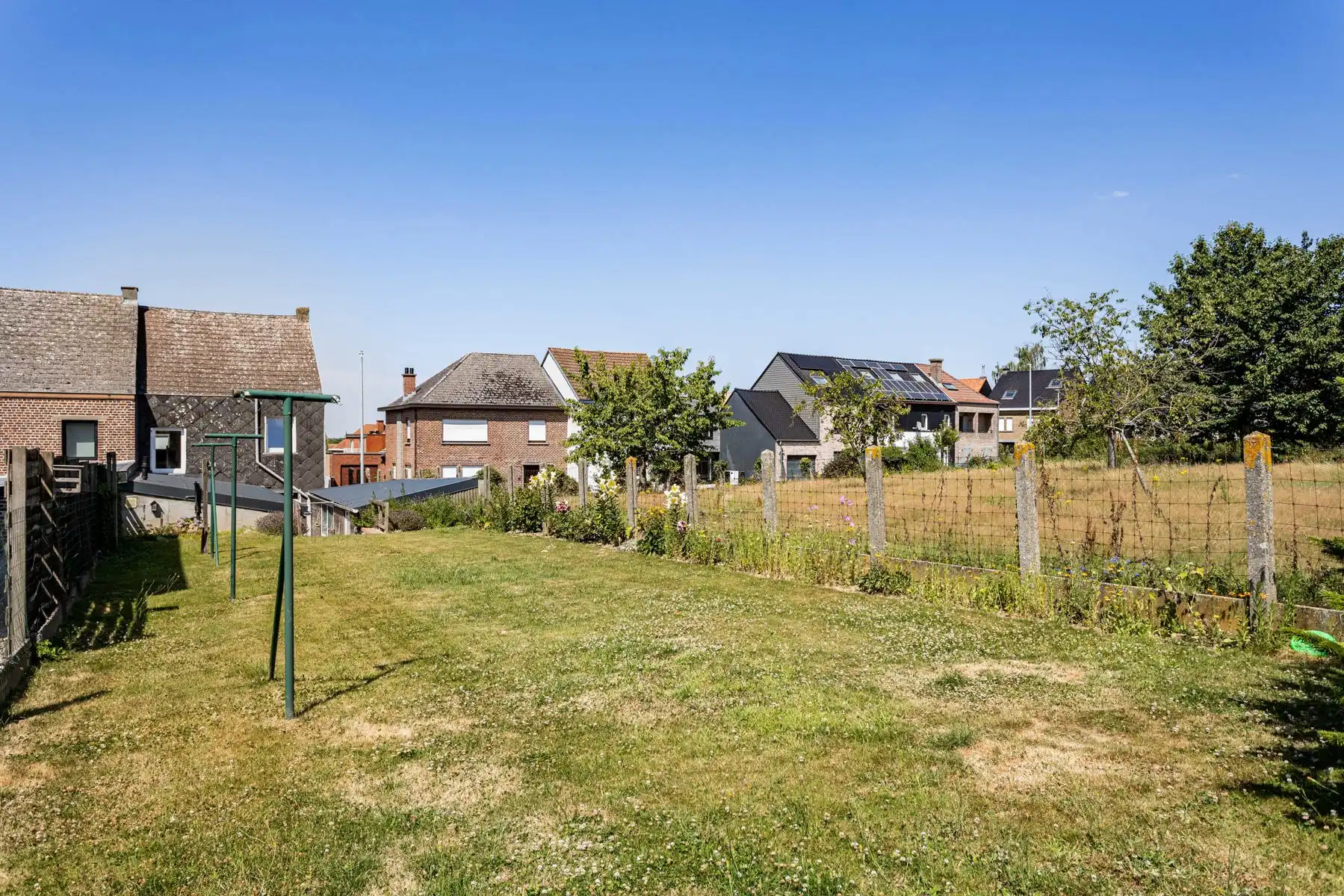 Leuke half-open bebouwingn met zuidgerichte tuin! foto 2