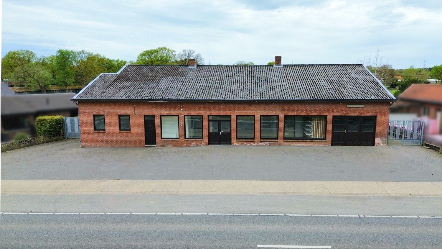 Woon- en handelsruimte op een strategische toplocatie in Zutendaal!🏡💼 foto {{pictureIndex}}