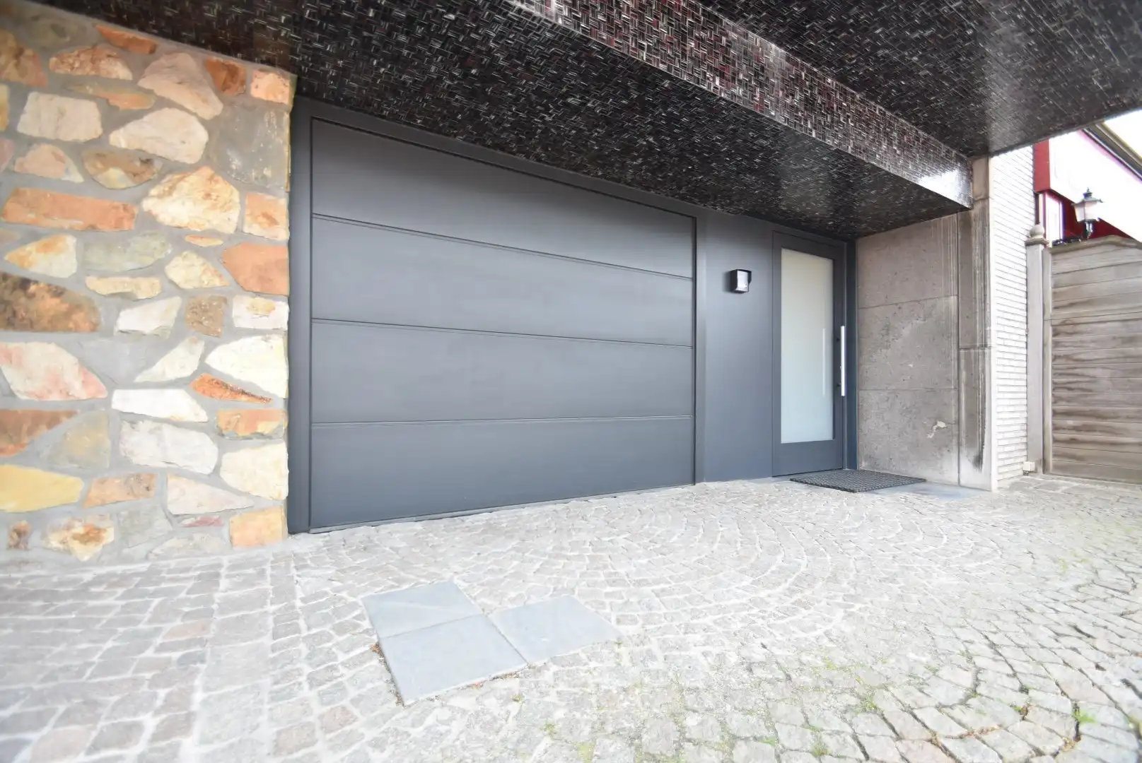 Knappe rijwoning met inpandige garage en mooie tuin in het centrum van Riemst foto 4