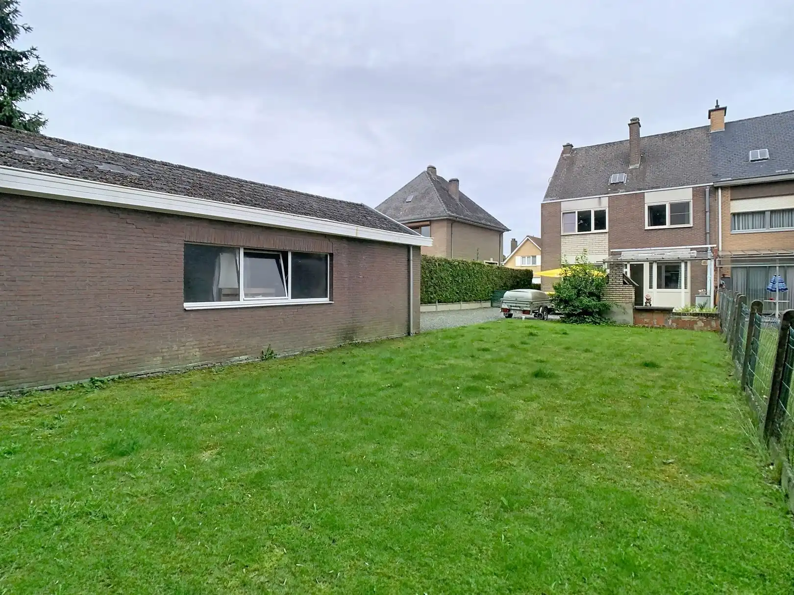 Op te frissen 3-gevel met vrijstaande garage foto 23