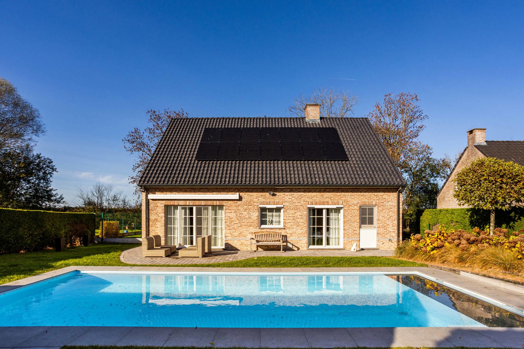 Perfect onderhouden gezinswoning met zwembad in Deux-Acren. foto 3