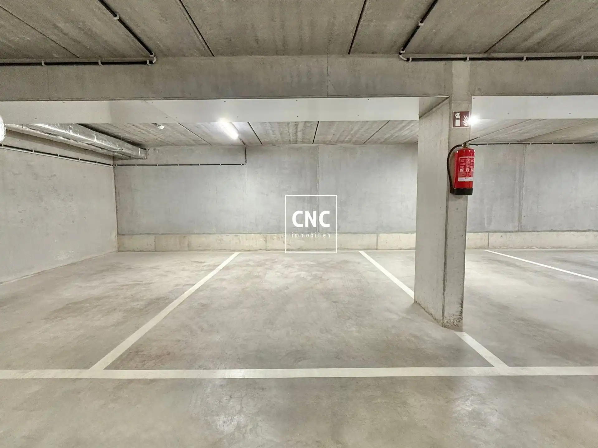 Vlot toegankelijke ondergrondse staanplaats in het centrum foto 2