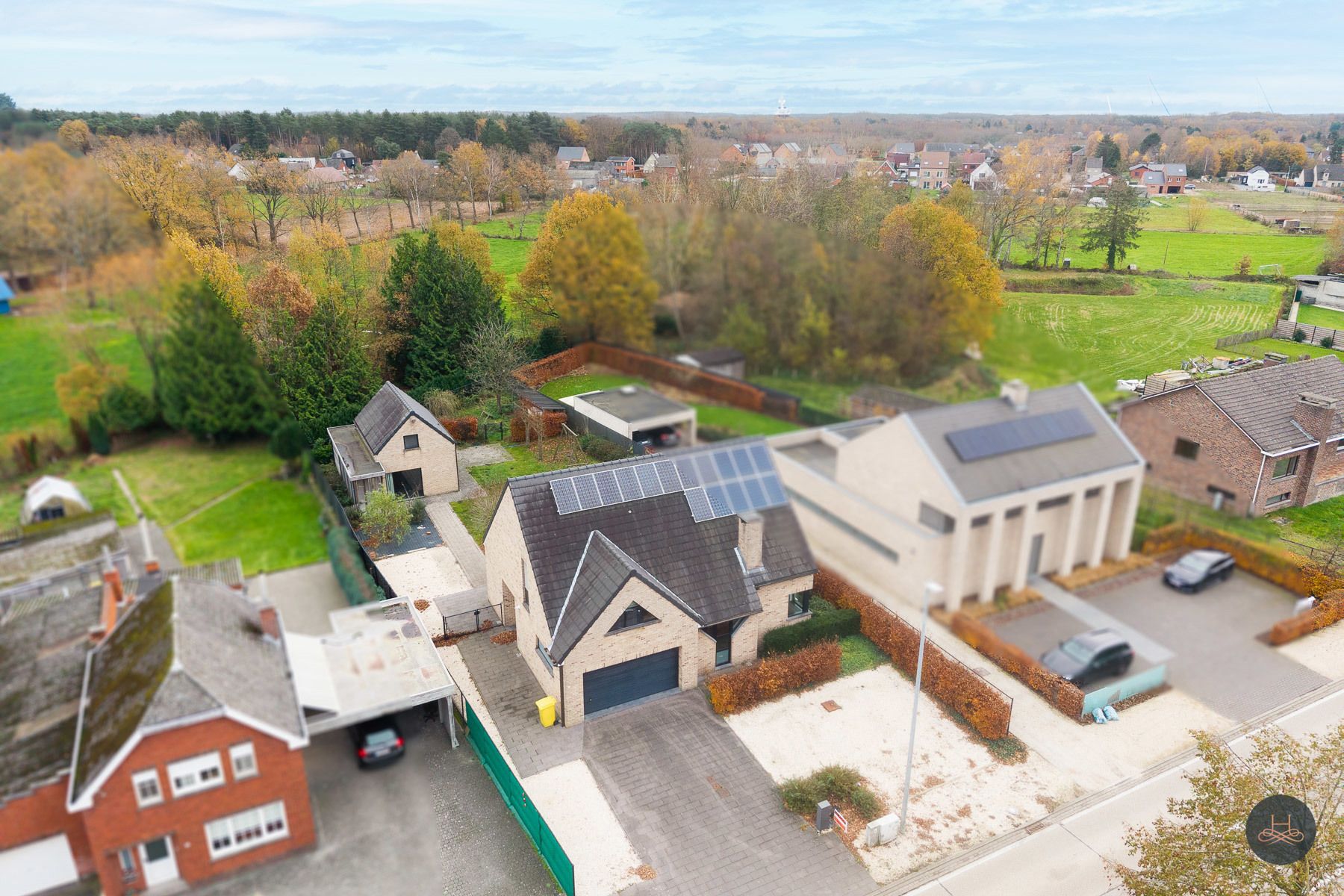 Instapklare open bebouwing met ruime tuin en bijgebouw foto 2