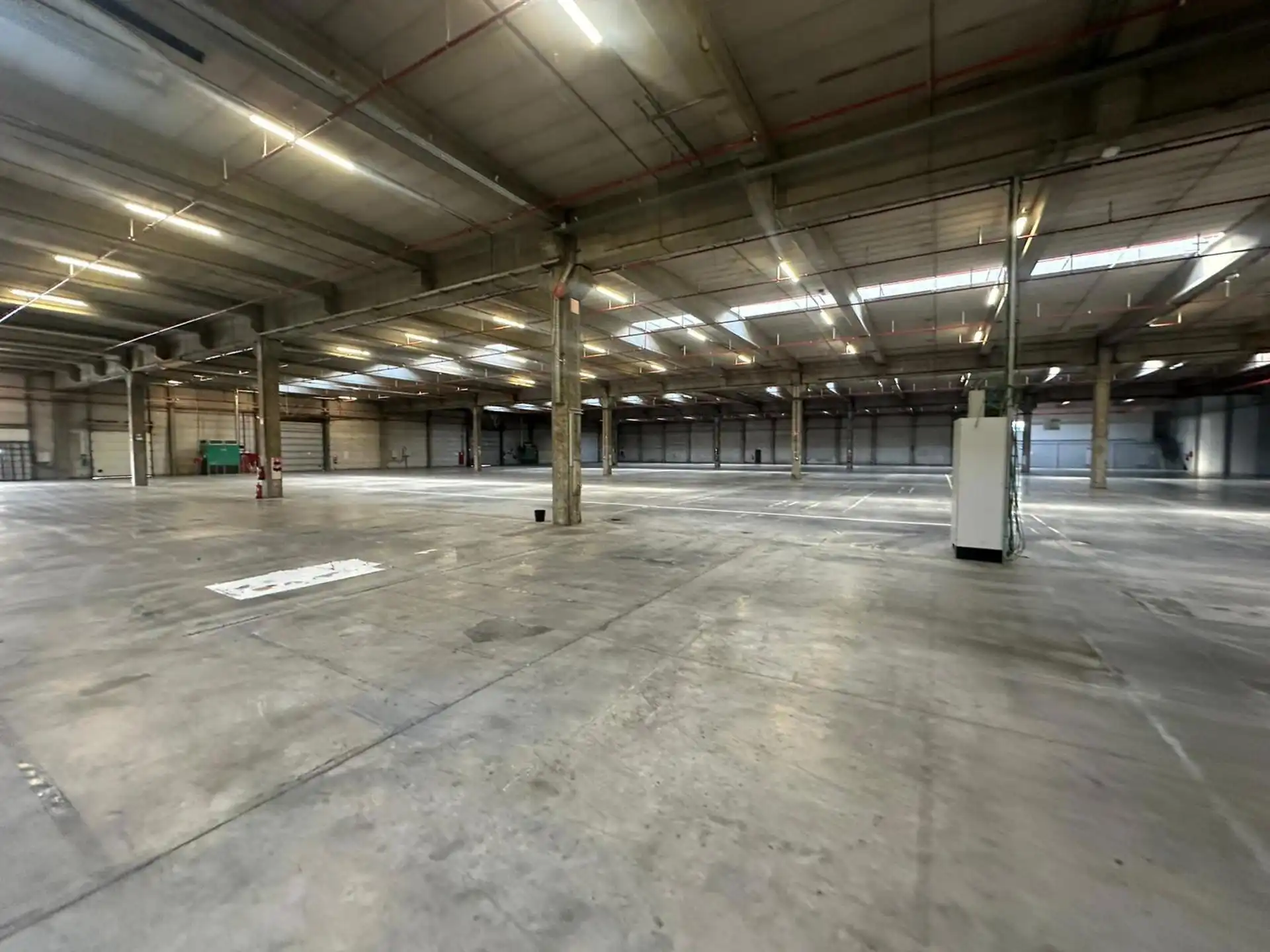 TE HUUR Semi-industriële site op steenworp van E17 S-Niklaas foto 4