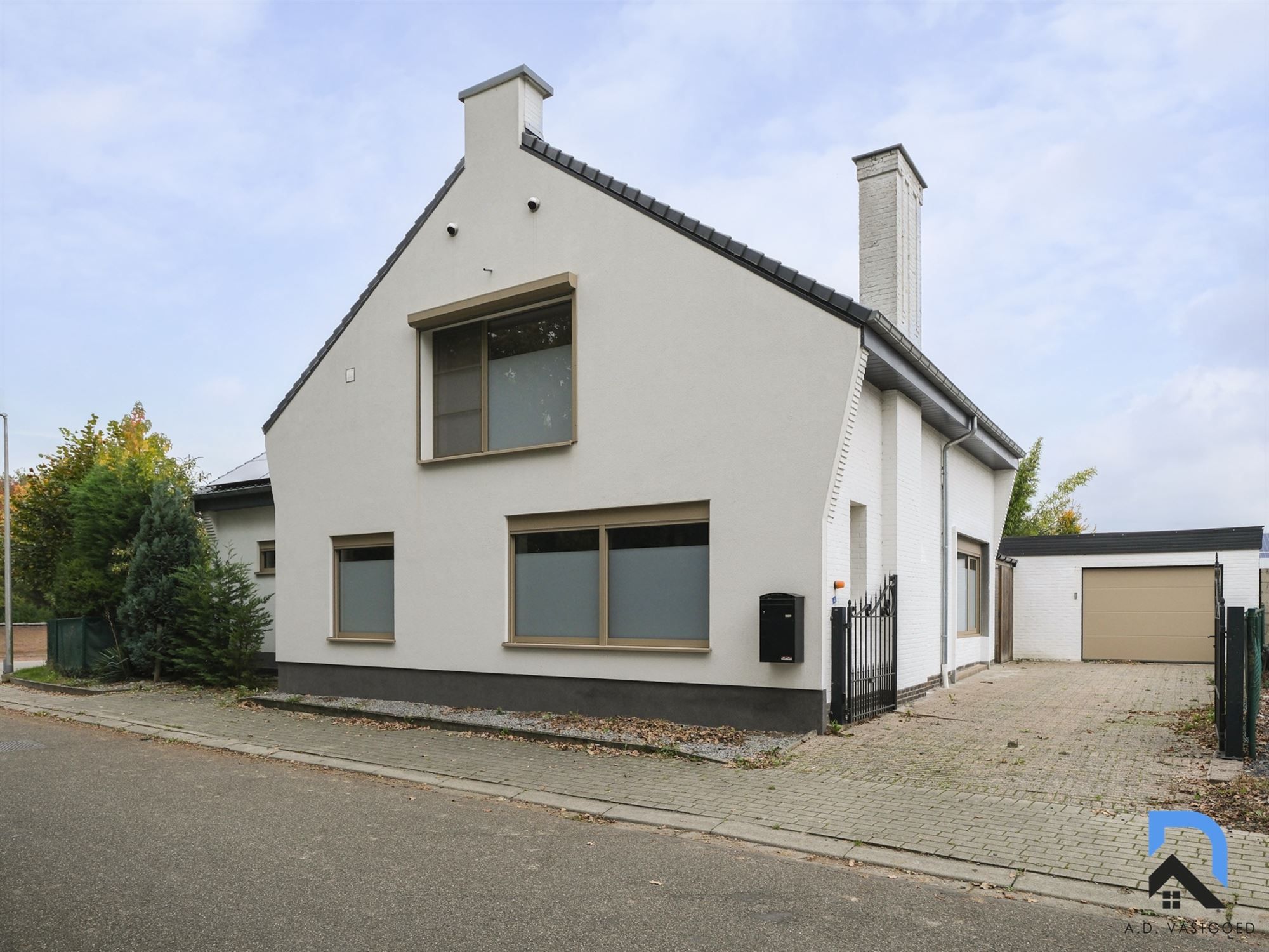 Ruime vrijstaande woning in Eigenbilzen foto {{pictureIndex}}