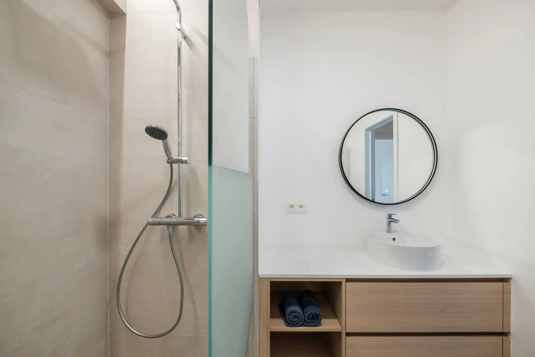 Prachtig gerenoveerd appartement aan de Markt in Gistel. foto 6