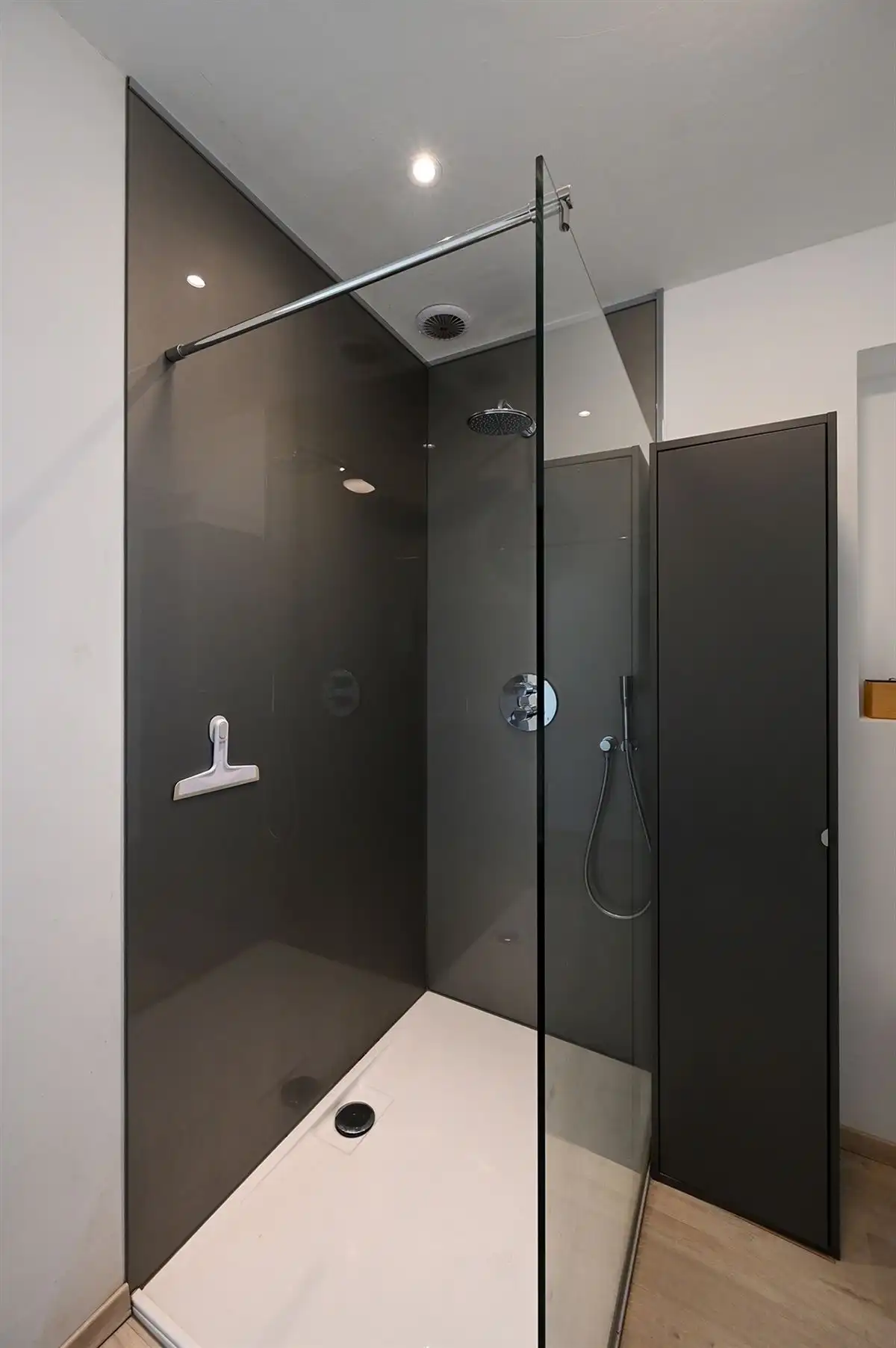 Superleuk appartement met ruime slaapkamer en apart bureel of dressing foto 15