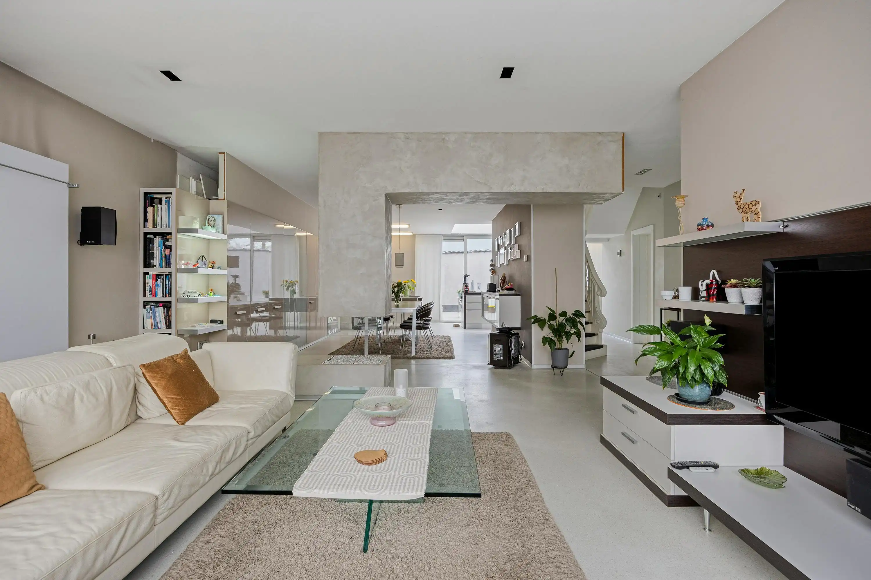 Veelzijdig eigendom met ruime woning, handelspand en magazijn foto 4