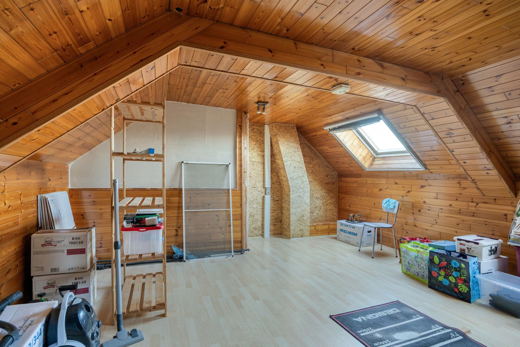 Leemans Immobiliën presenteert u  deze gerenoveerde, instapklare woning in het bruisende hart van Denderleeuw. foto 19